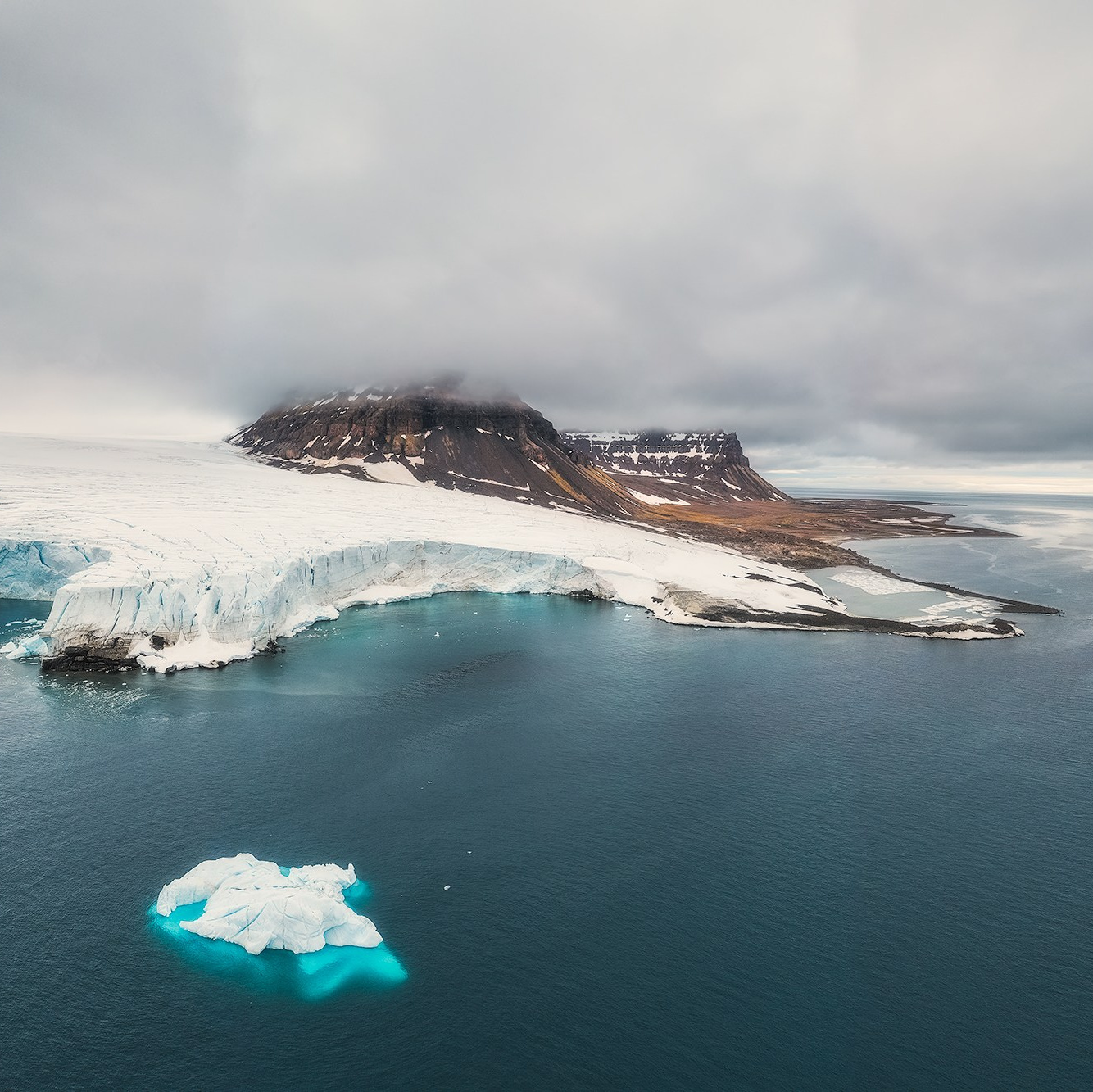 Фото видеосъемка в Арктики, атмосферные фото на календарь и для для туристических компаний, туроператоров. Фотограф Александр Ермолин.
