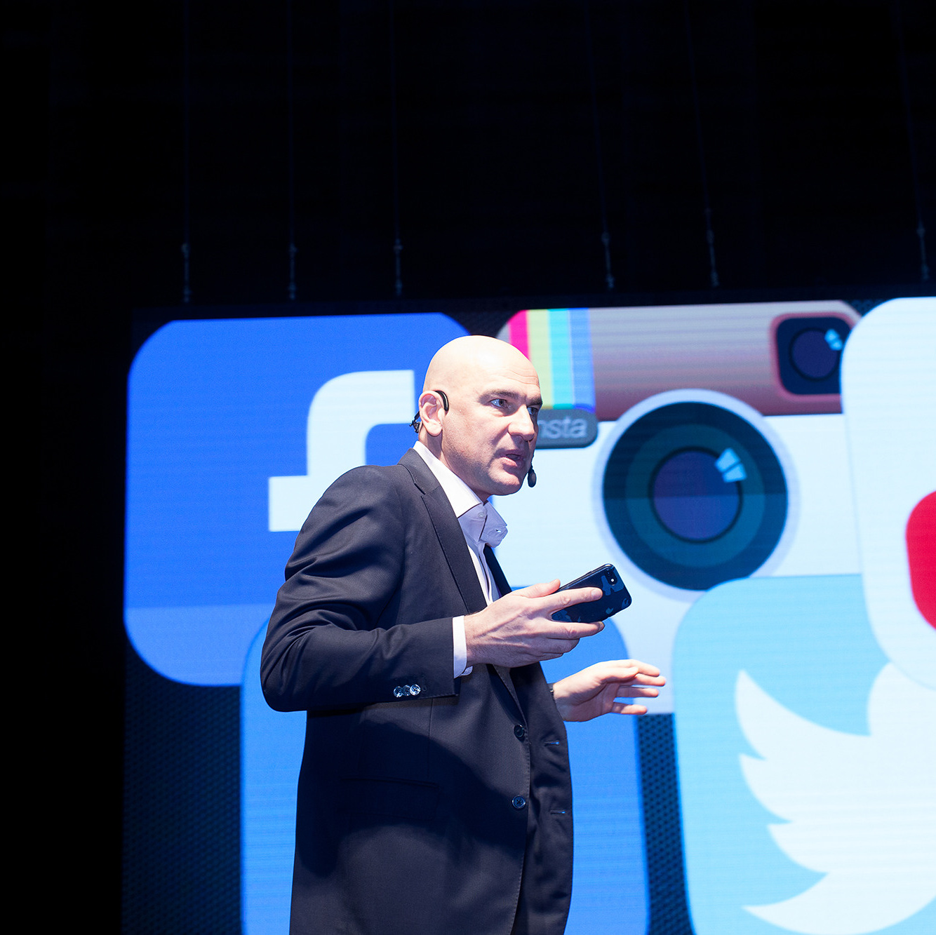 Спикер Евгений Жигилий выступает на тренинге в Вологде