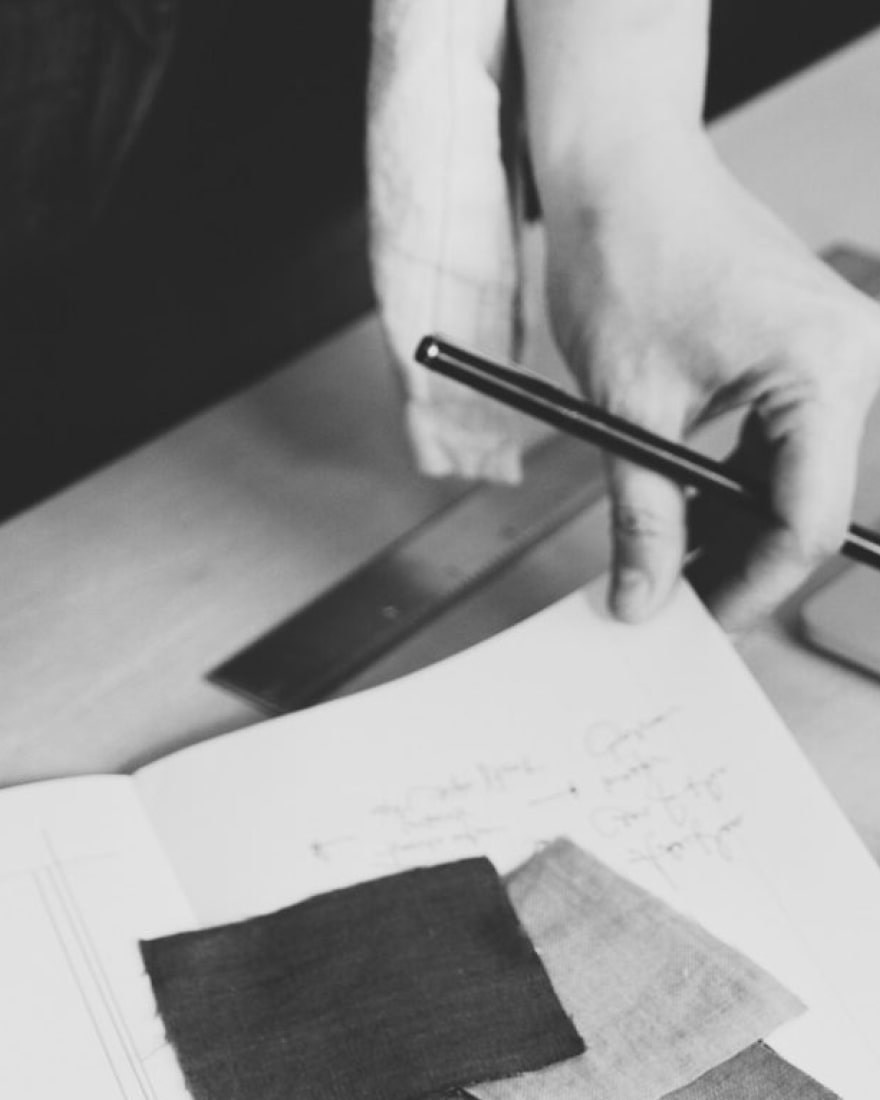 Дизайнер работает над подбором картин в интерьер