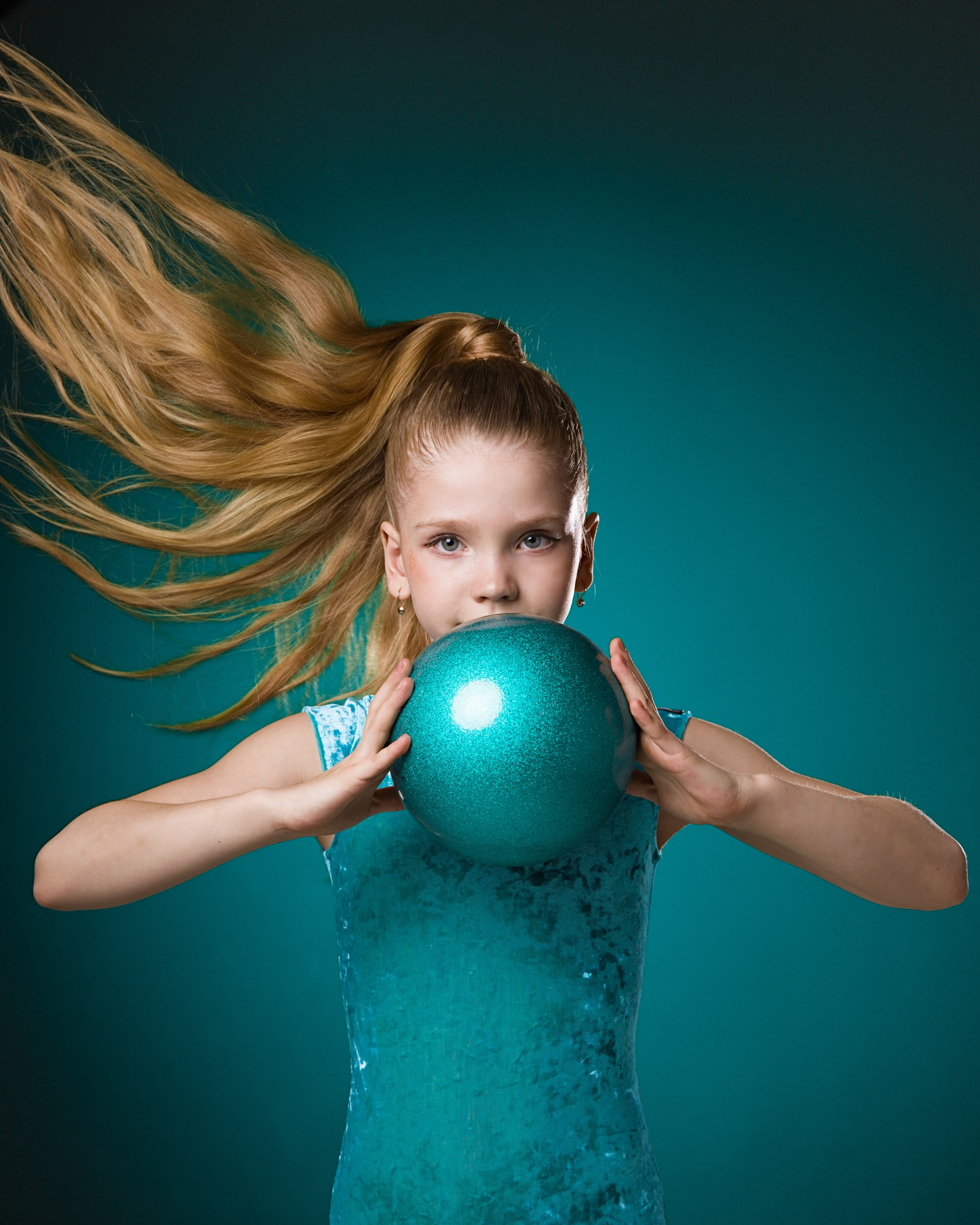 Художественная гимнастка в гибкой позе с мячом, зеркальное отражение и цветной свет в стиле спортарт