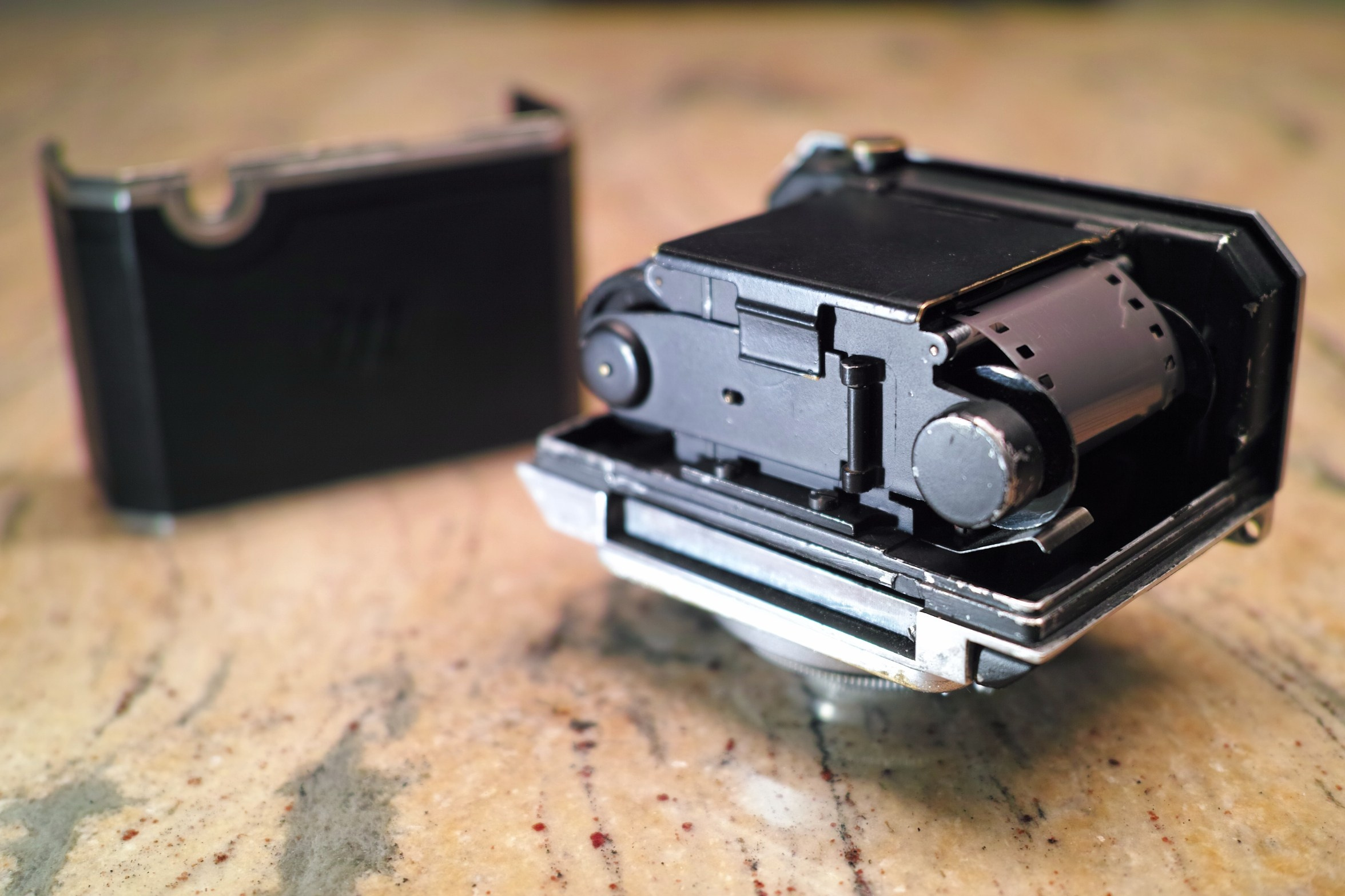 камера Mimosa 2 с открытой крышкой горизонтально