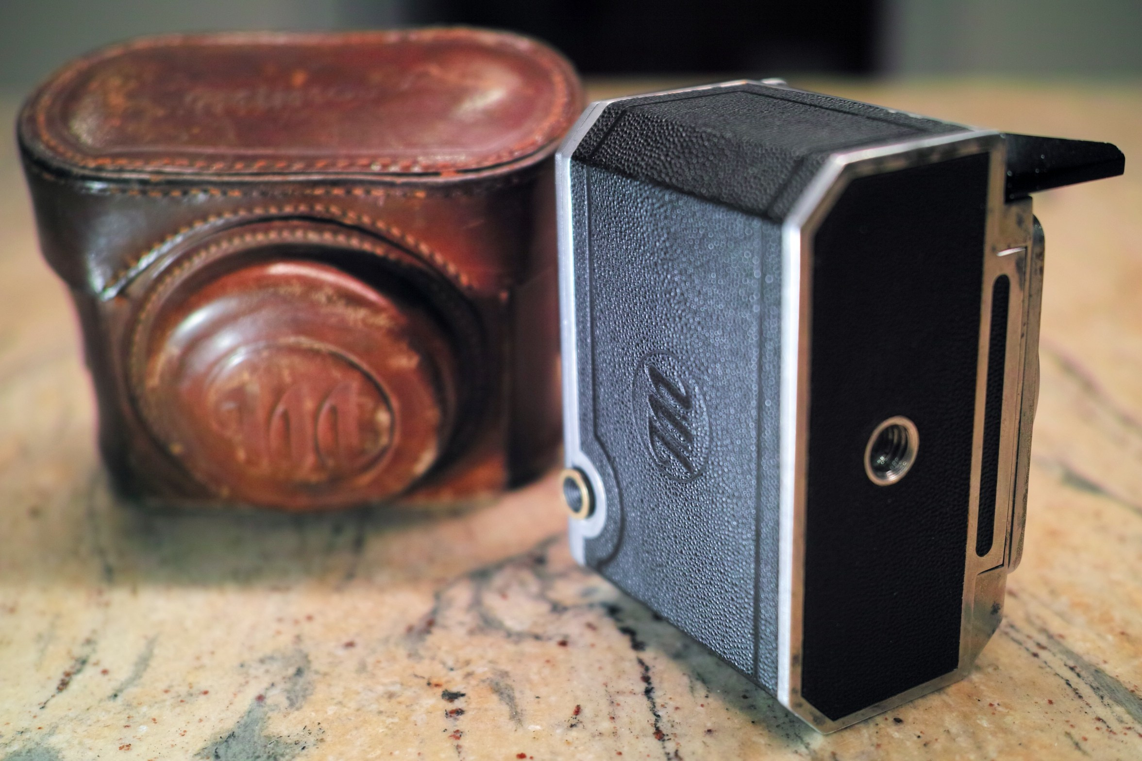 камера Mimosa 2 с открытой крышкой с чехлом