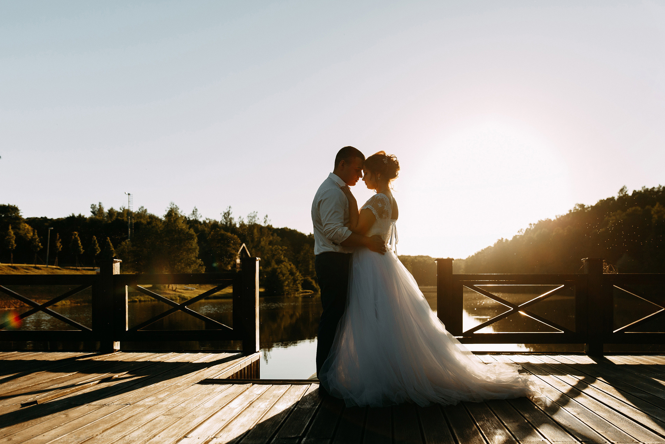 Свадебная фотосъемка, жених с невестой, фотосессия на закате