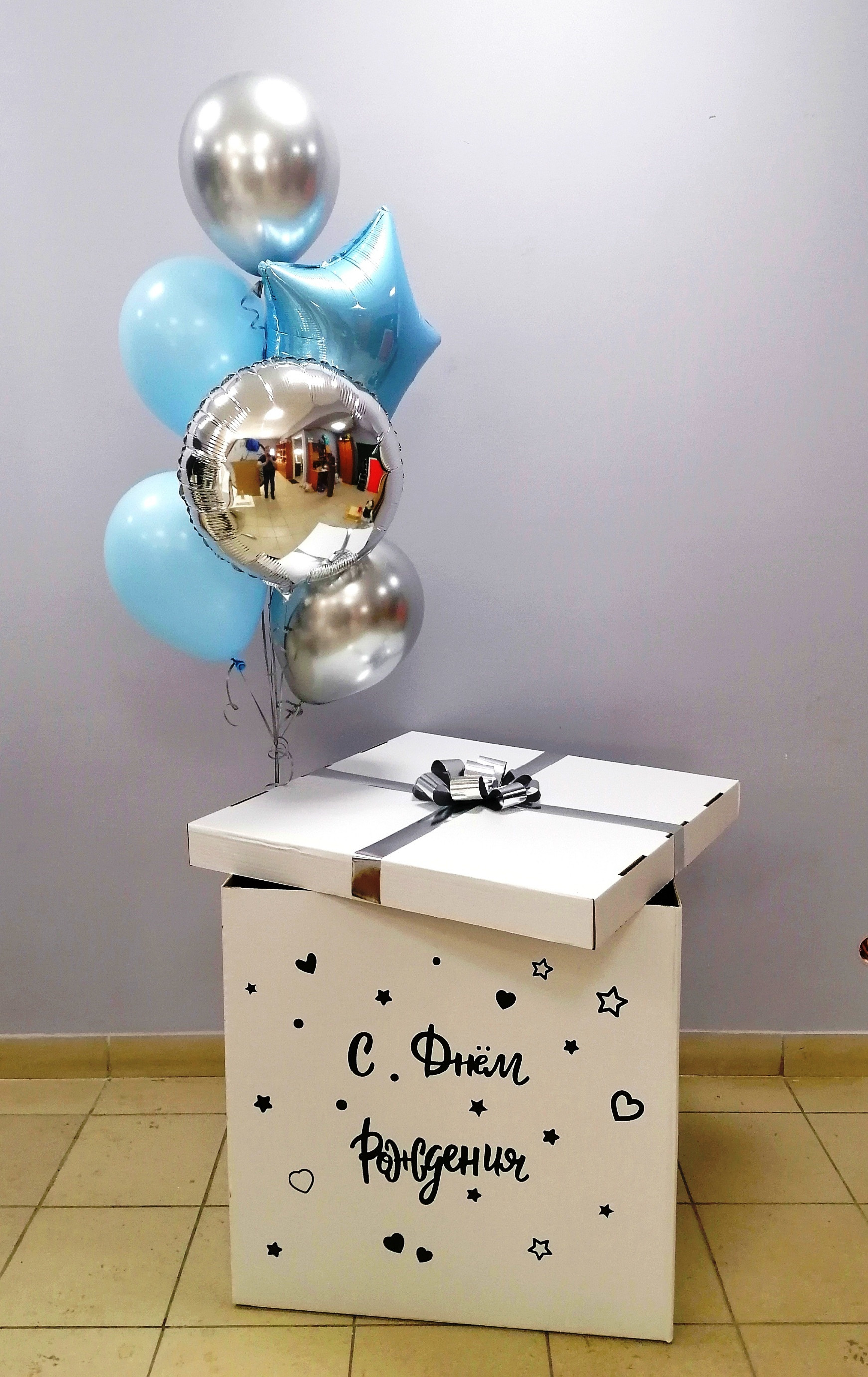 Коробка с шарами. Студия праздничного декора