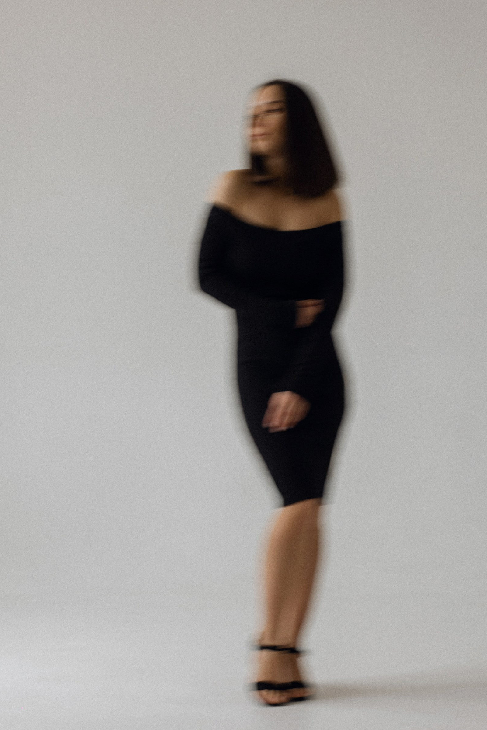 Креативная портретная фотосессия в Архангельске: динамичный смазанный портрет красивой девушки на длинной выдержке в студии