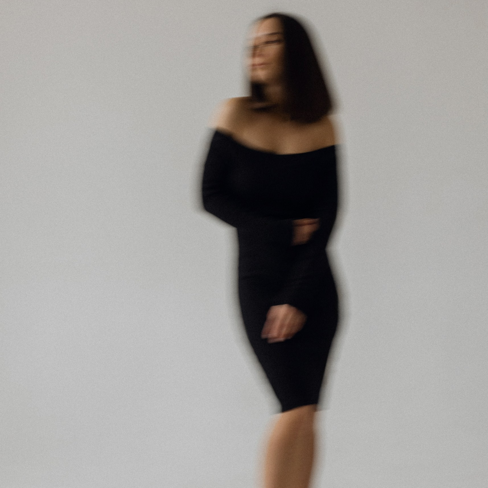 Креативная портретная фотосессия в Архангельске: динамичный смазанный портрет красивой девушки на длинной выдержке в студии