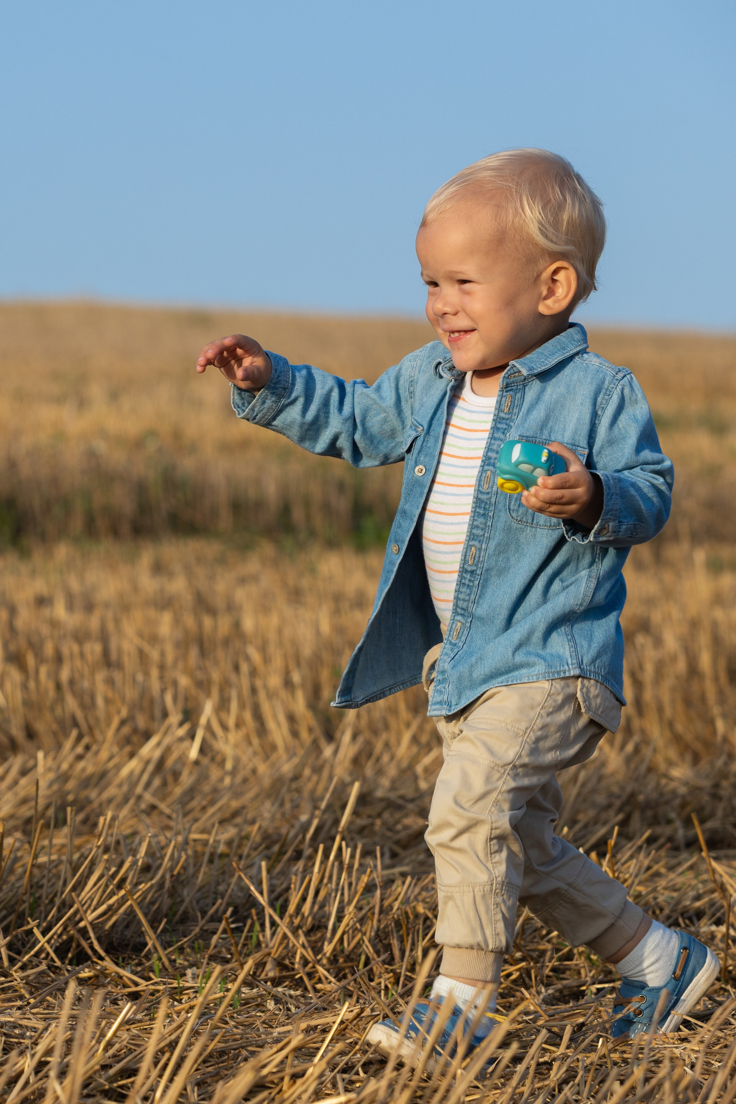 Семейная фотосъемка в поле в катушках соломы. Профессиональный интерьерный и репортажный фотограф Минск и РБ. Максим Орлов