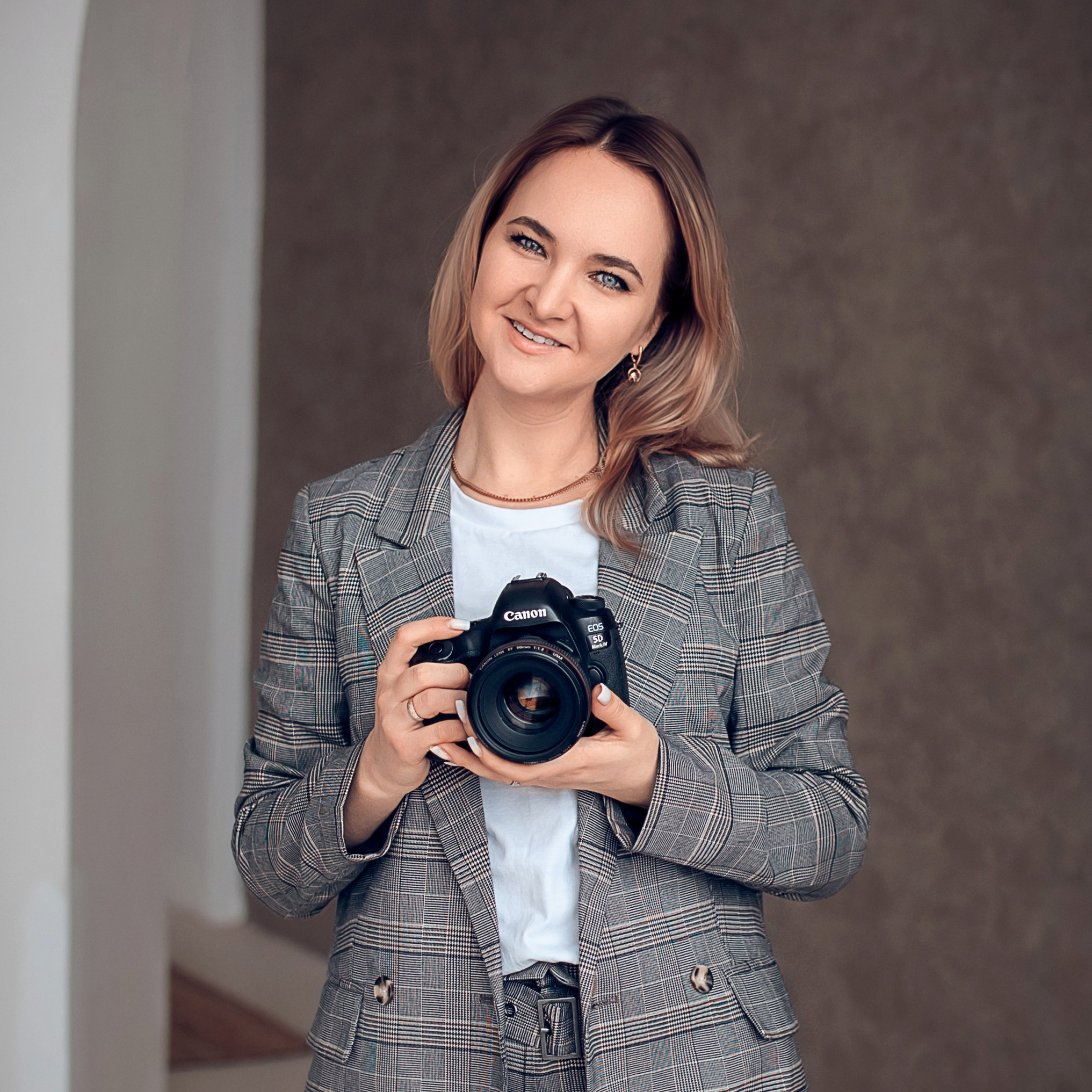 семейный фотограф Саратов фотограф крещения Саратов церковный фотограф фотосъемка венчания Репортажная съёмка семейного праздника Интерьер красивого храма в Саратове, подготовка к Таинству