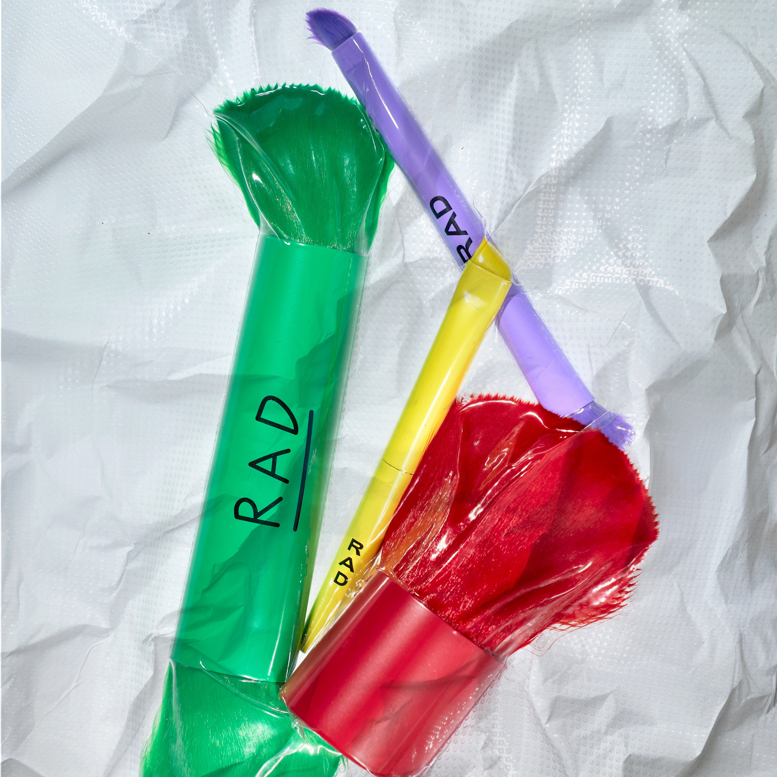 Фото кистей для макияжа ярких цветов в вакуумном пакете