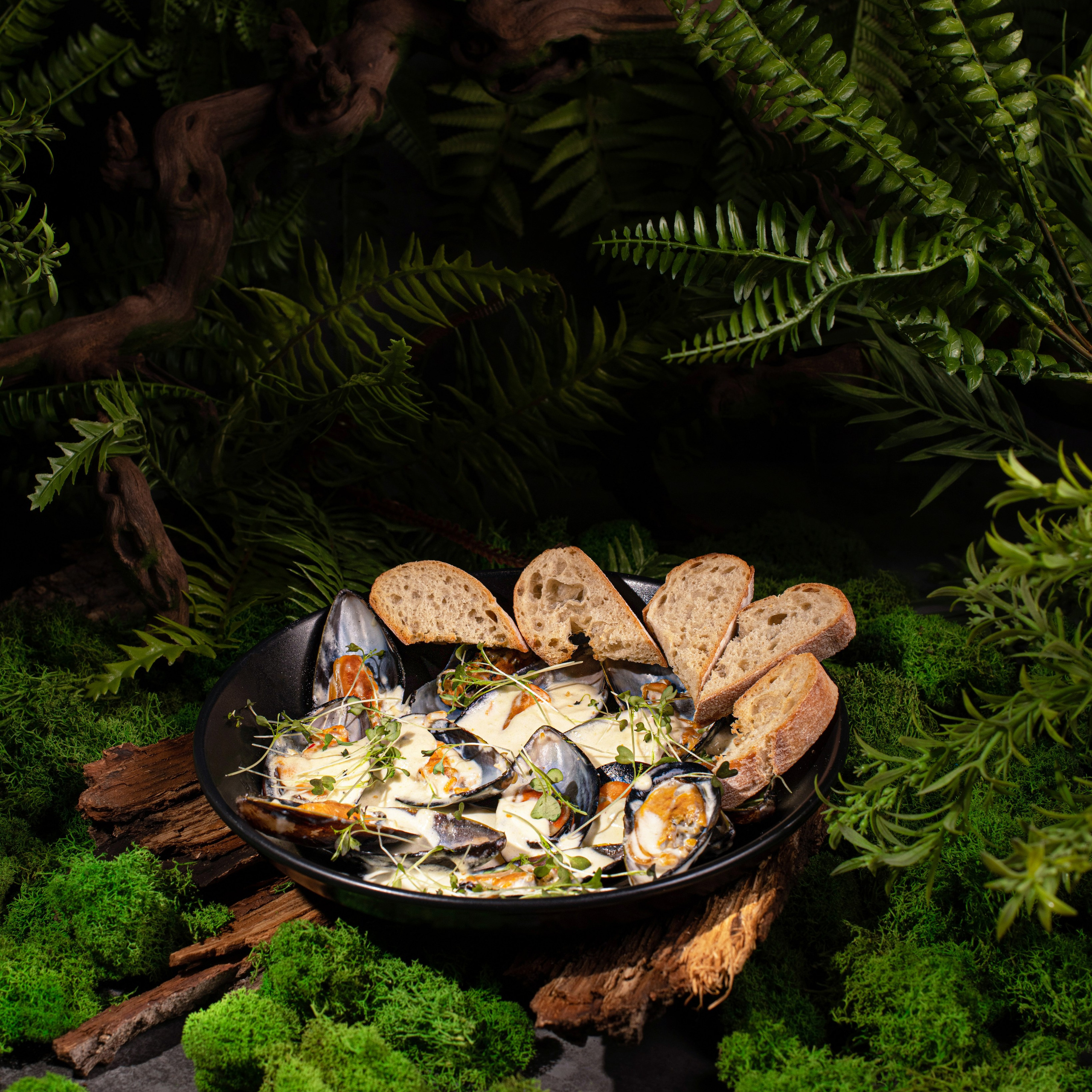 Фуд-фотография мидий с брускеттой в авторском стиле для меню бара