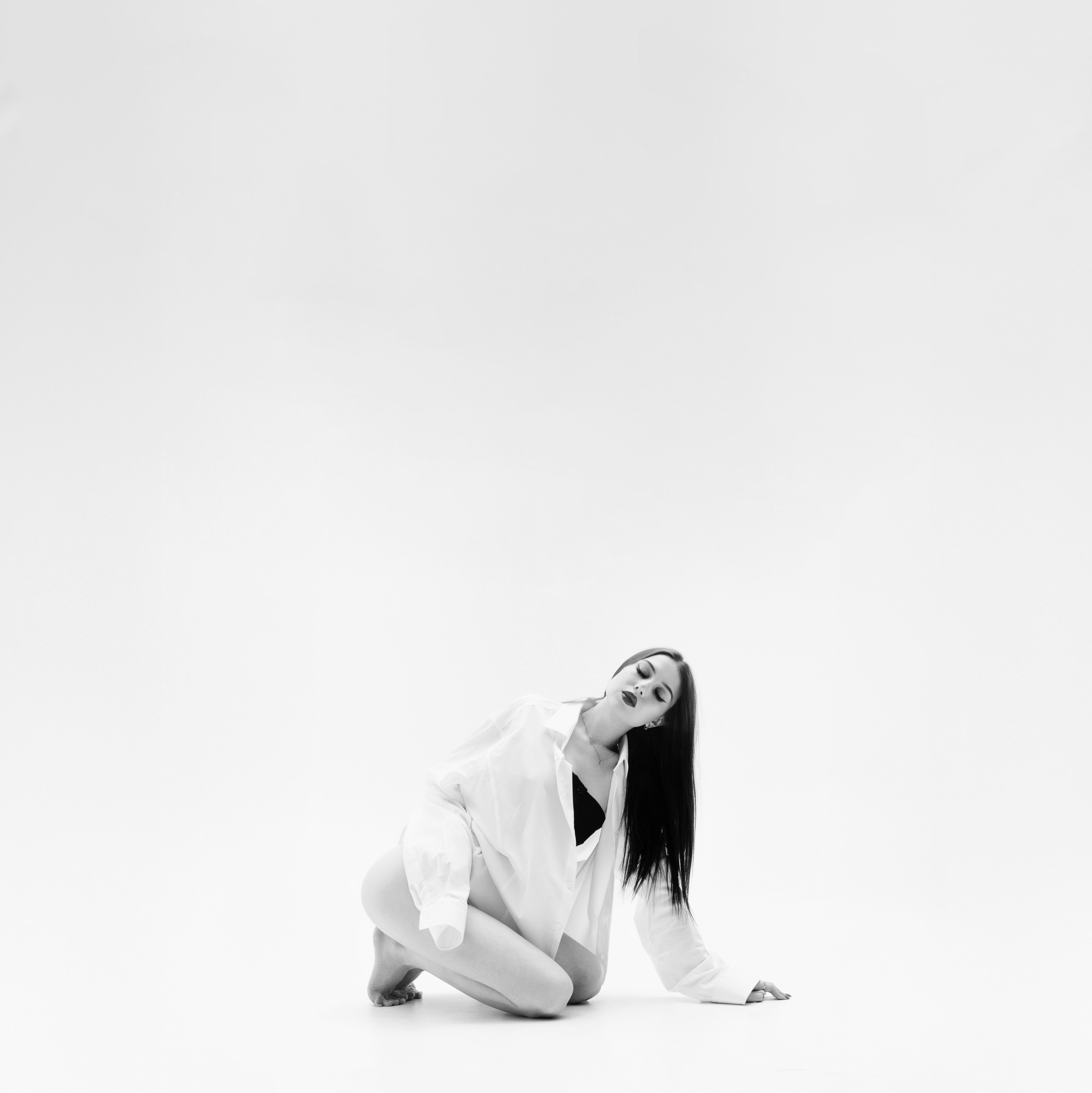 Студийная фотосессия в светлых тонах, лаконичный женский портрет, фотограф Пенза.