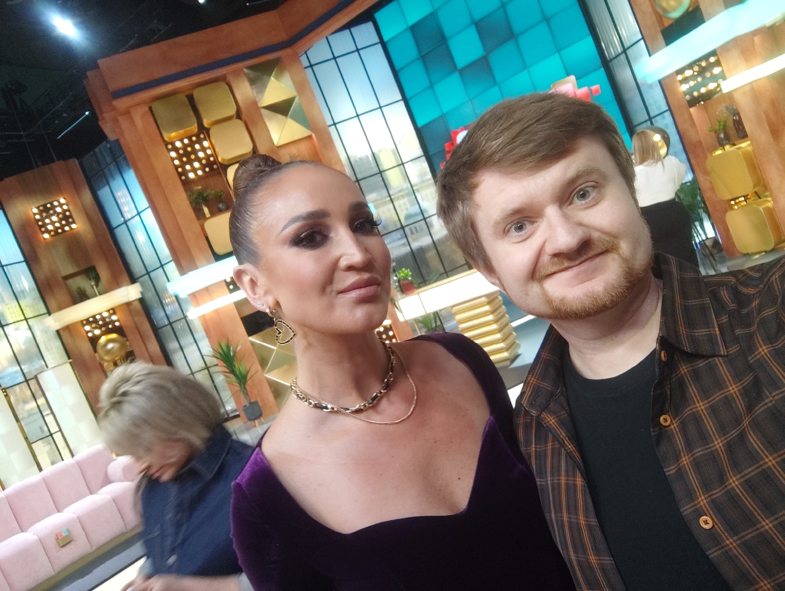 Кирилл Ситнов с ведущими программы "Это нормально?"