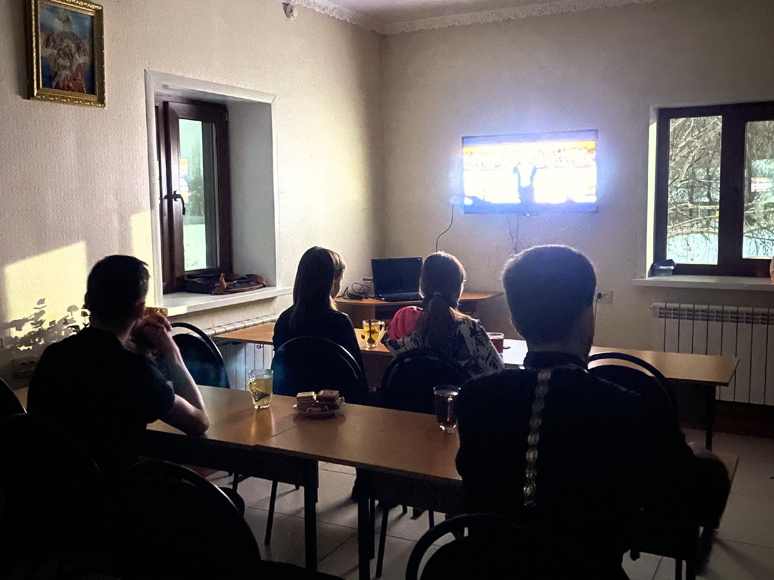 В молодежном обществе «Встреча посмотрели фильм «Хористы». Северное благочиние Саратовской епархии