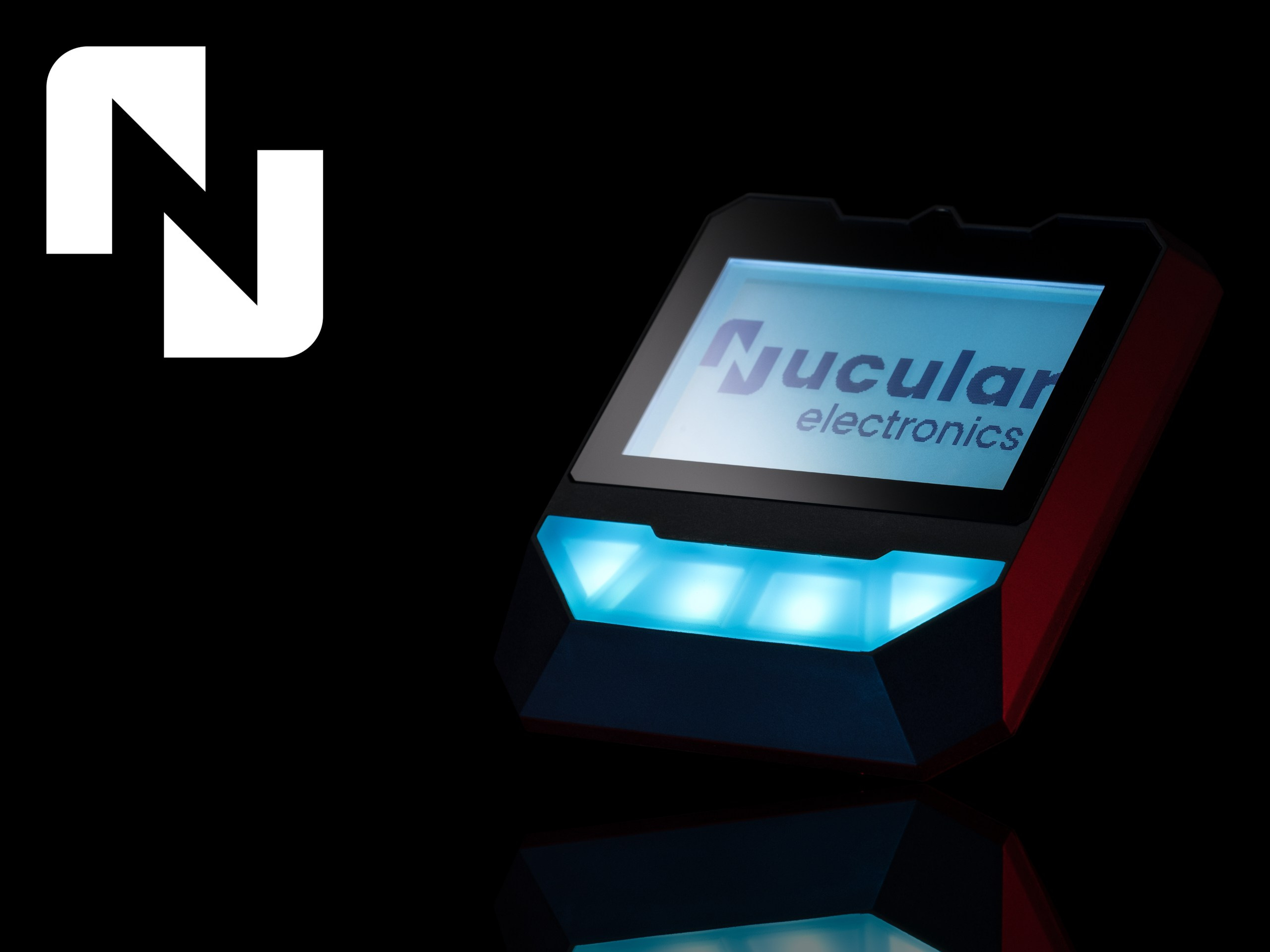 Рекламная фотосъёмка бортового компьютера Nucular Electronics с подсветкой — студийный контент для сайта.