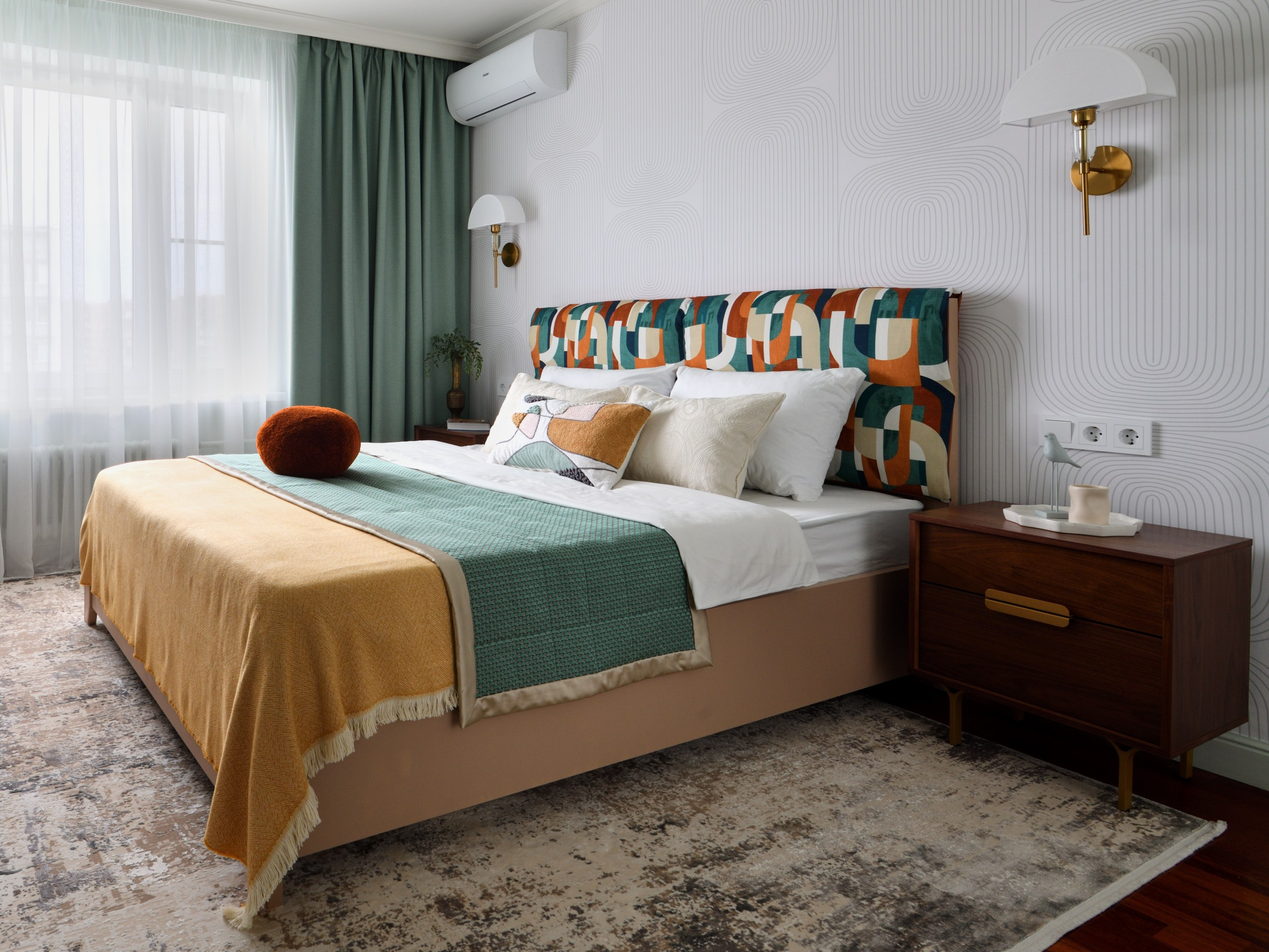 Гостиная: деревянные панели и декор на полках