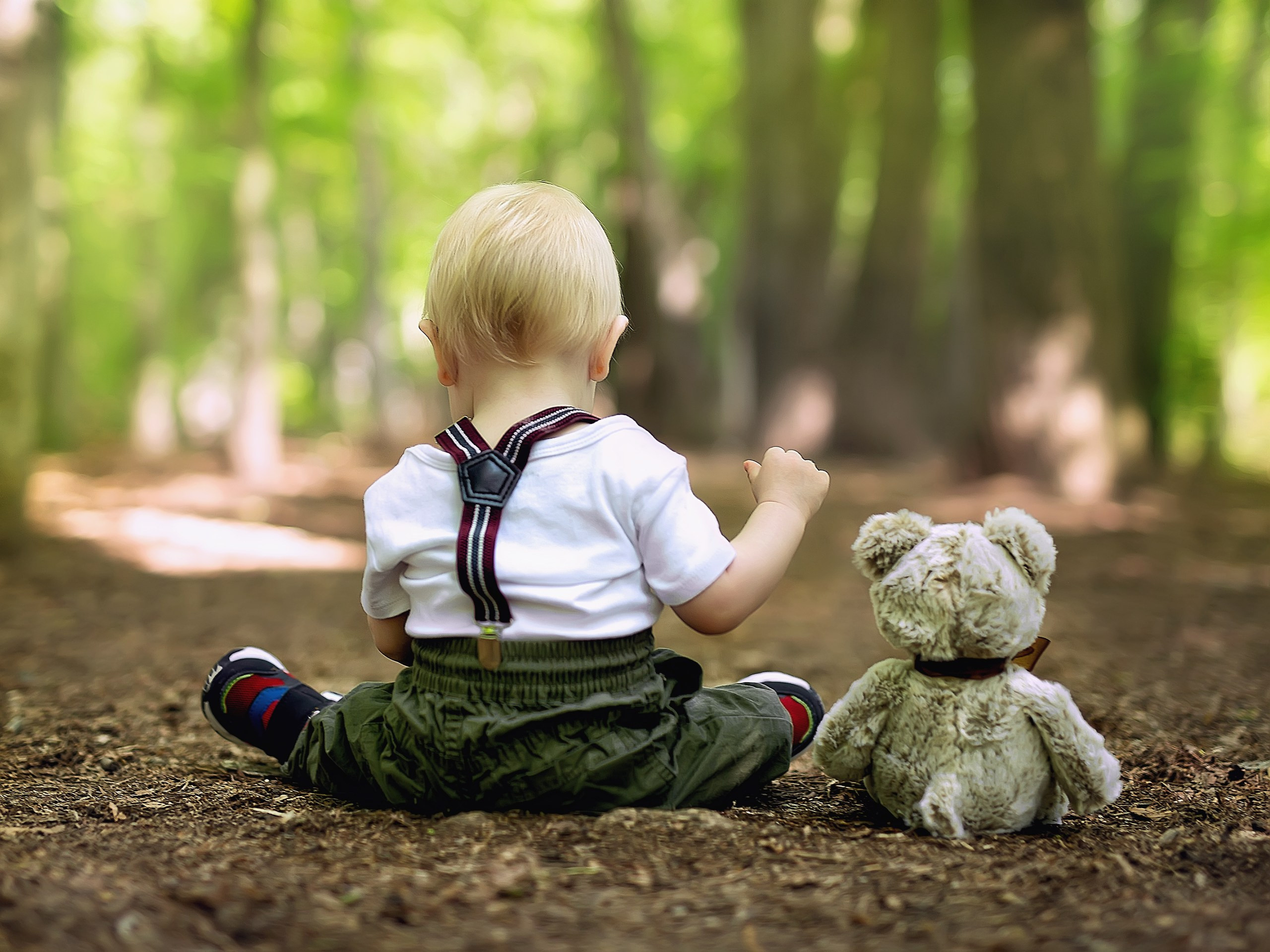Маленький ребенок фотографируется перед Новым годом