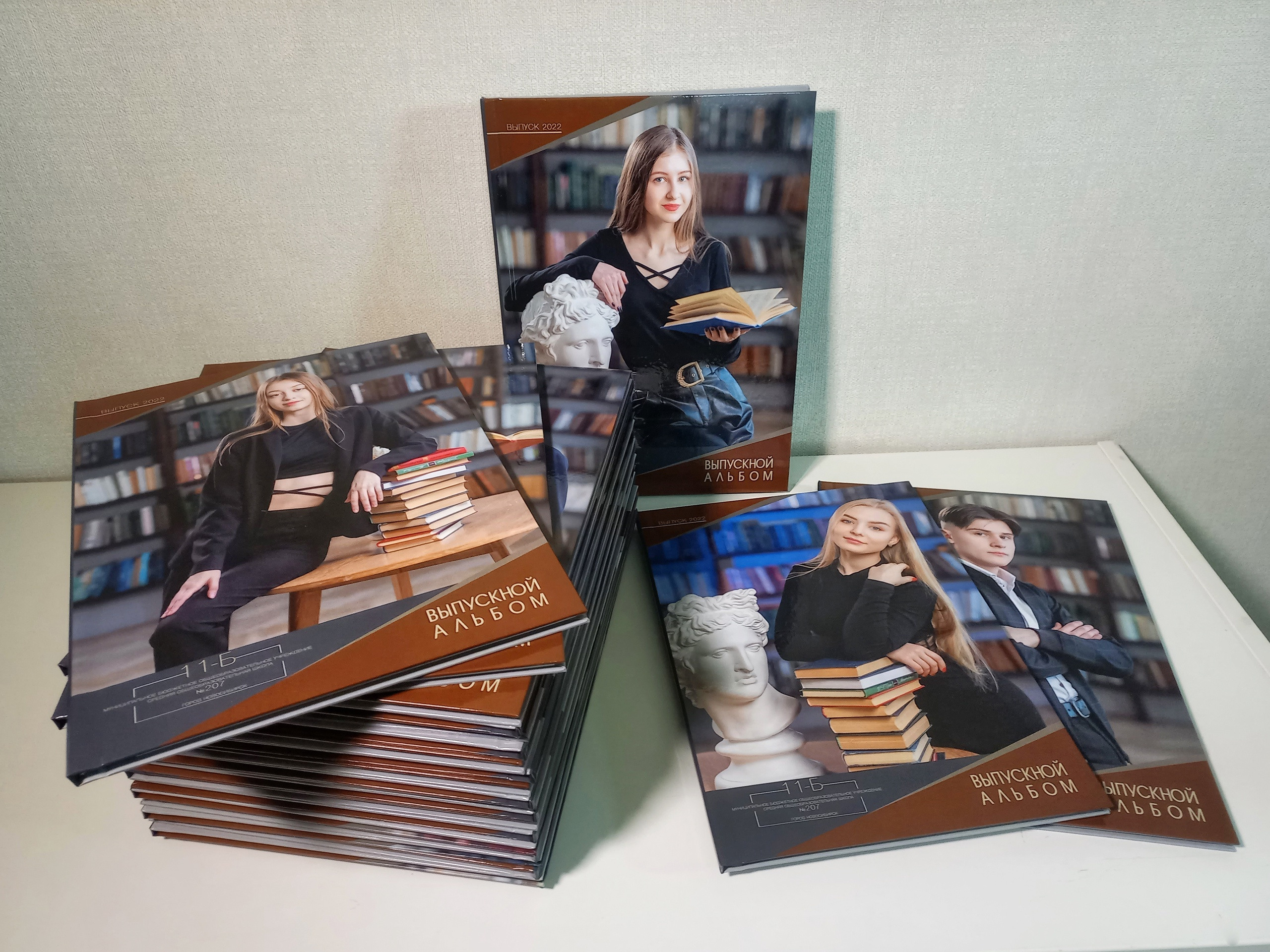 Многостраничный выпускной альбом фотожурнал, отлично умещает в себе большое количество разных фотографий класса.