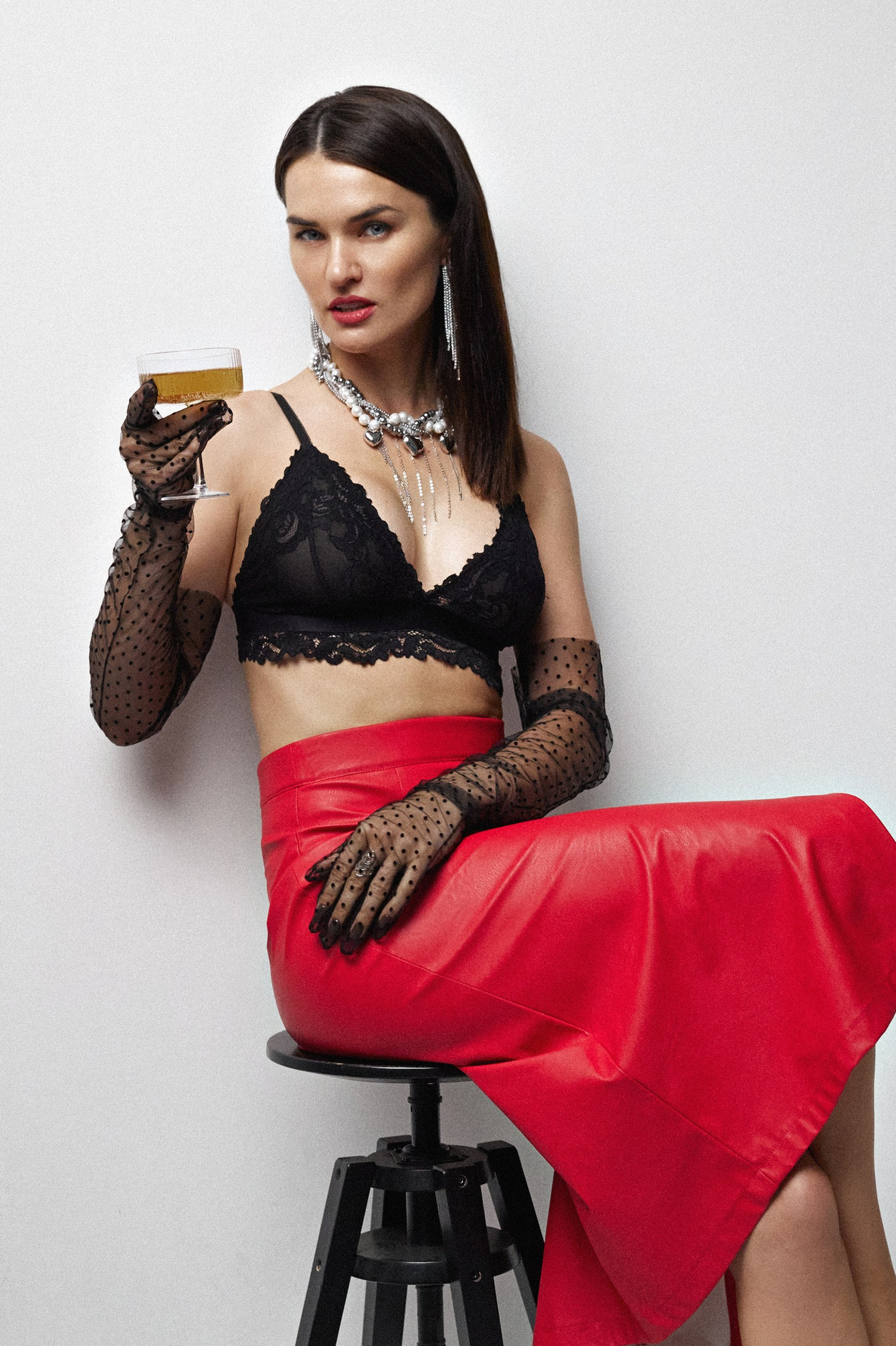 Деловая женщина опирается на стул съемка для контента