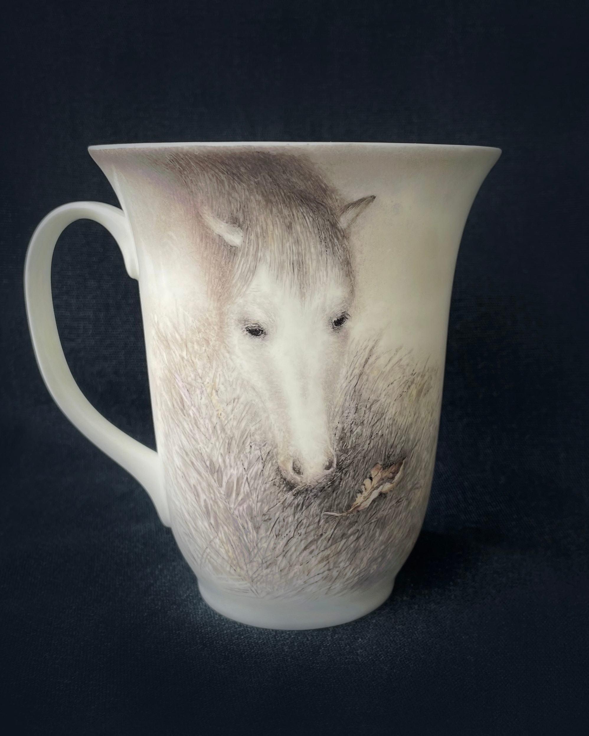 Ежик в тумане. Костяной фарфор ИФЗ. Надглазурная роспись по фарфору в Санкт-Петербурге.