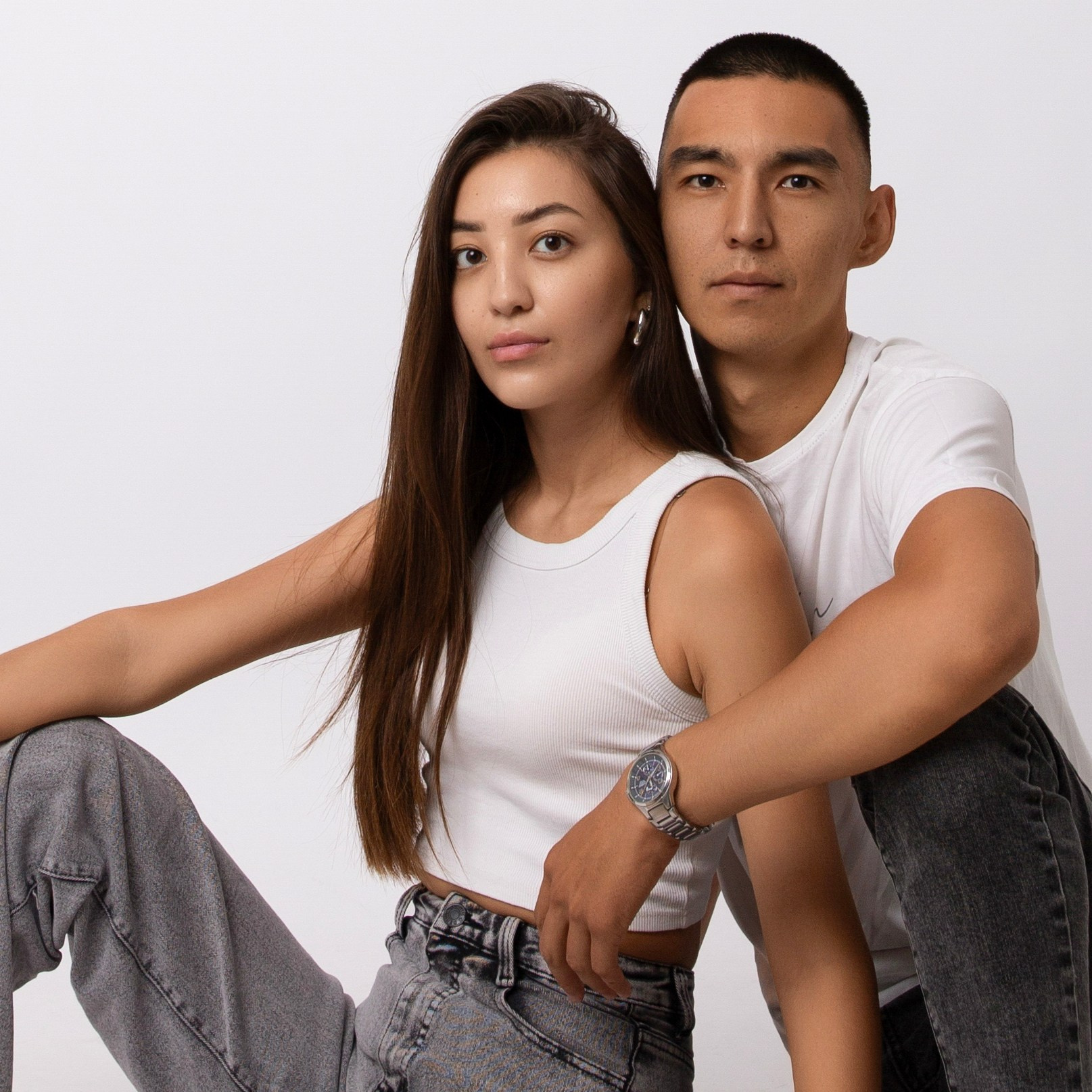 Девушка в белом топе обнимает парня на съемке в автопортретной