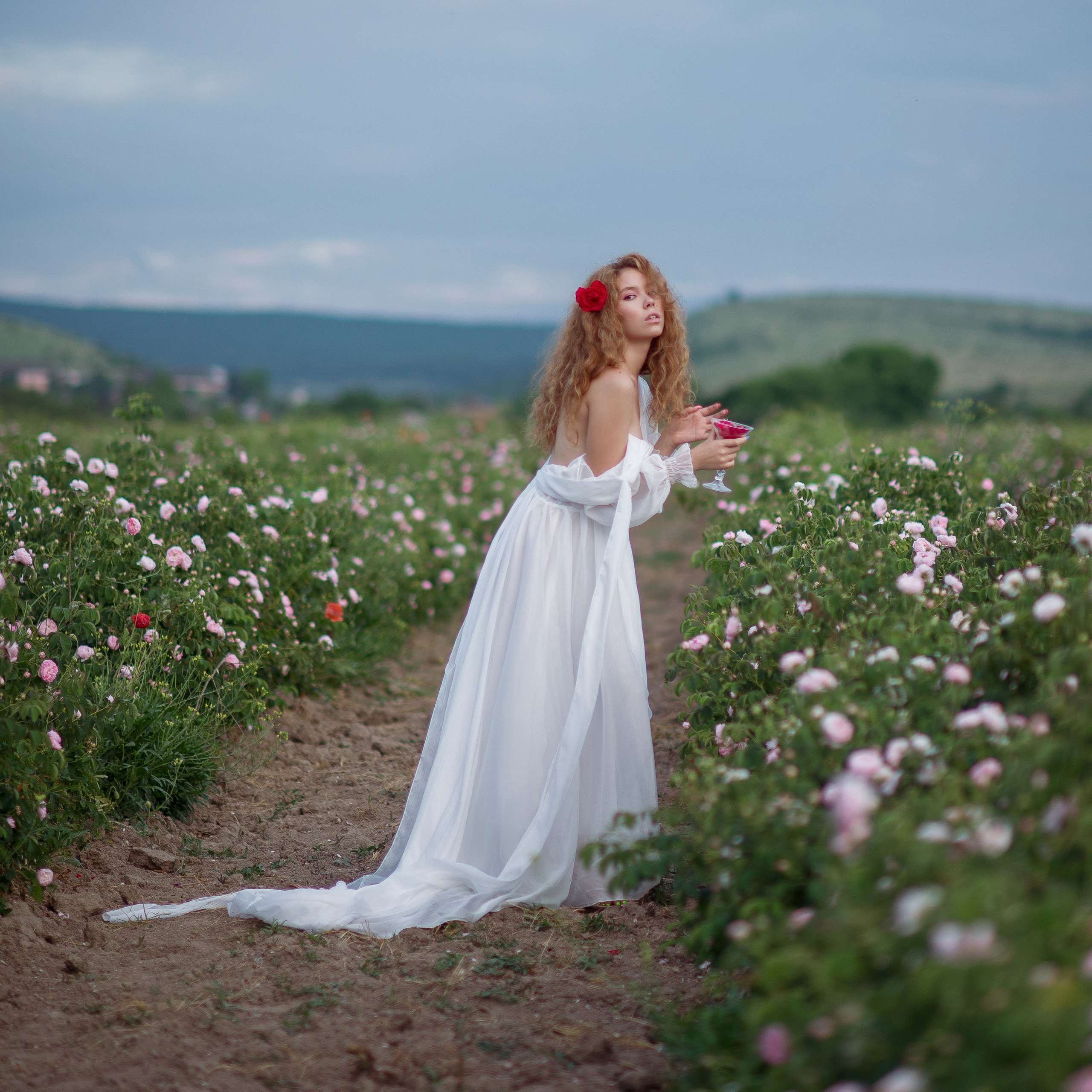 Фотосессия в розовых зарослях в Тургеневке