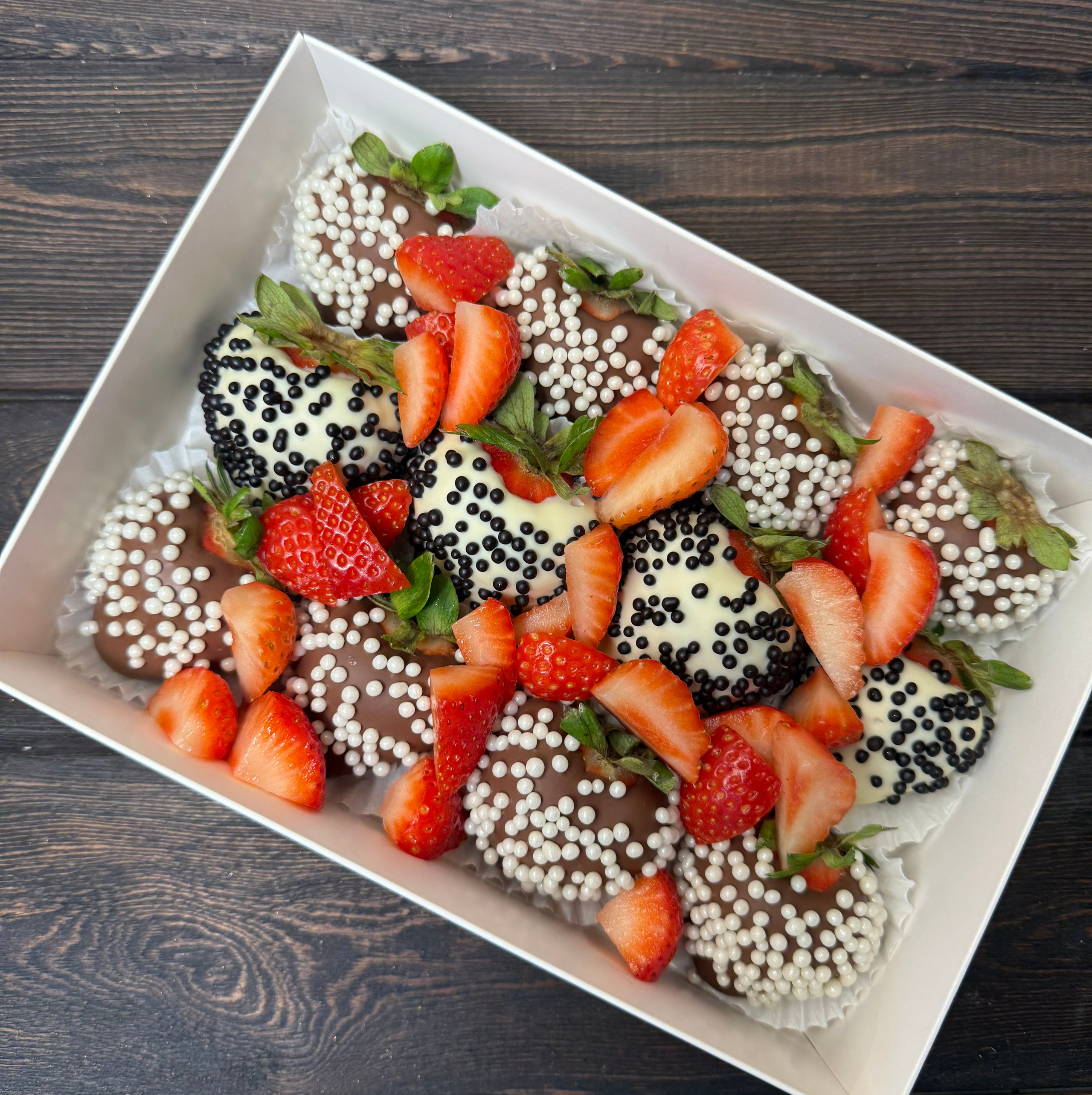 Наборы из клубники в шоколаде Сургут. Клубника в шоколаде в Сургуте