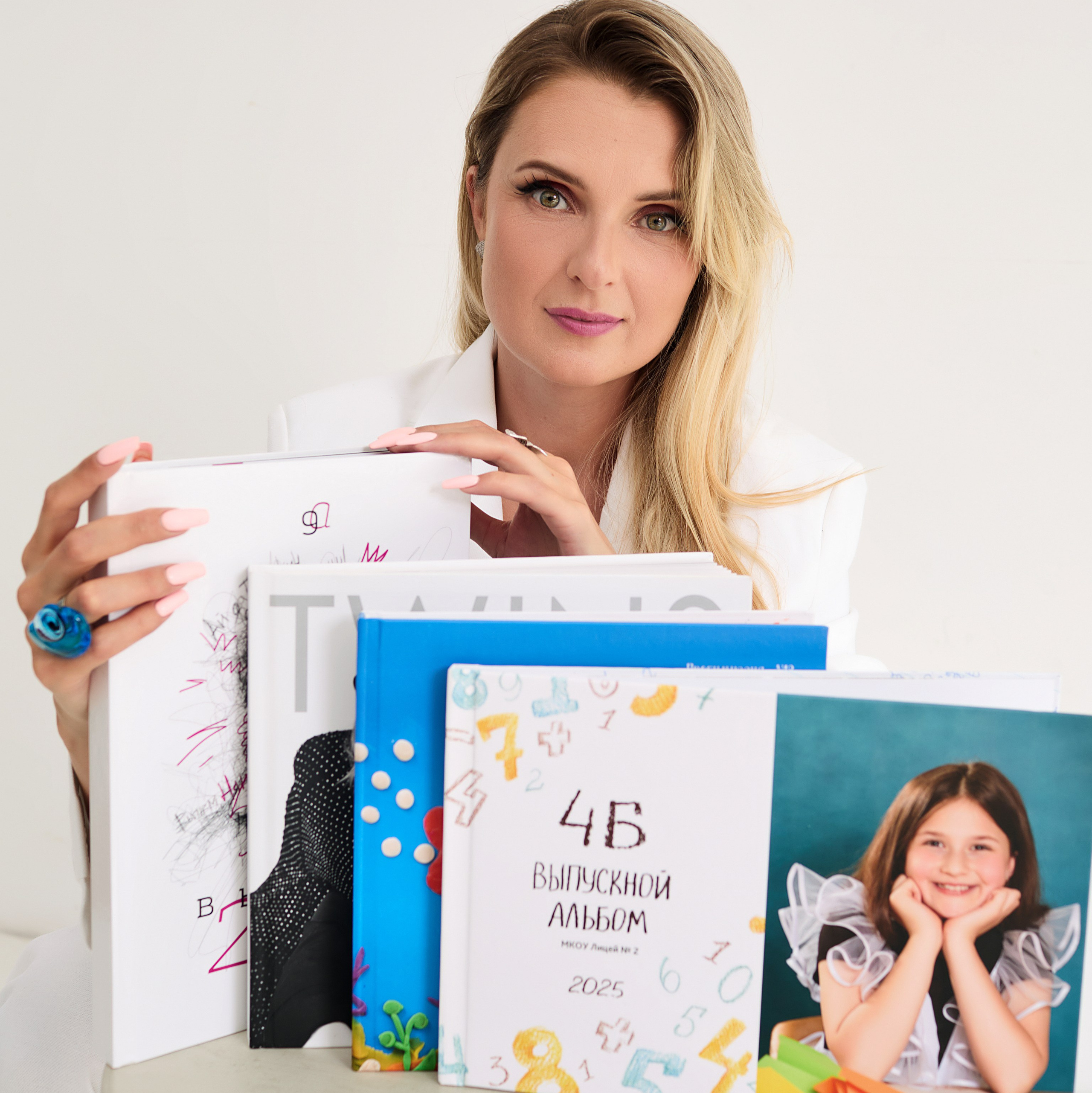 Инна Абакарова показывает готовый выпускной альбом Нальчик