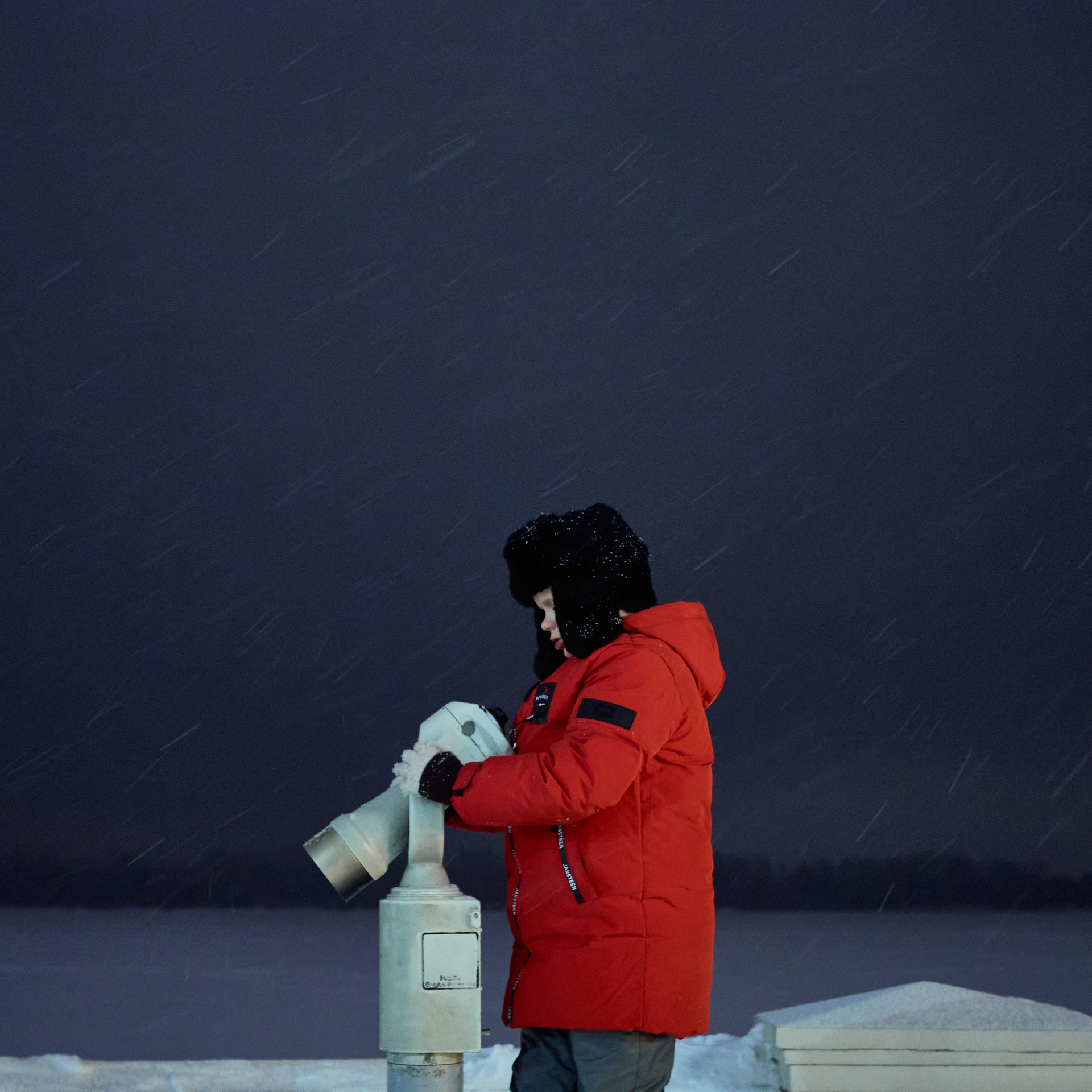 мальчик в красной куртке зимой детская фотосъемка портфолио детям