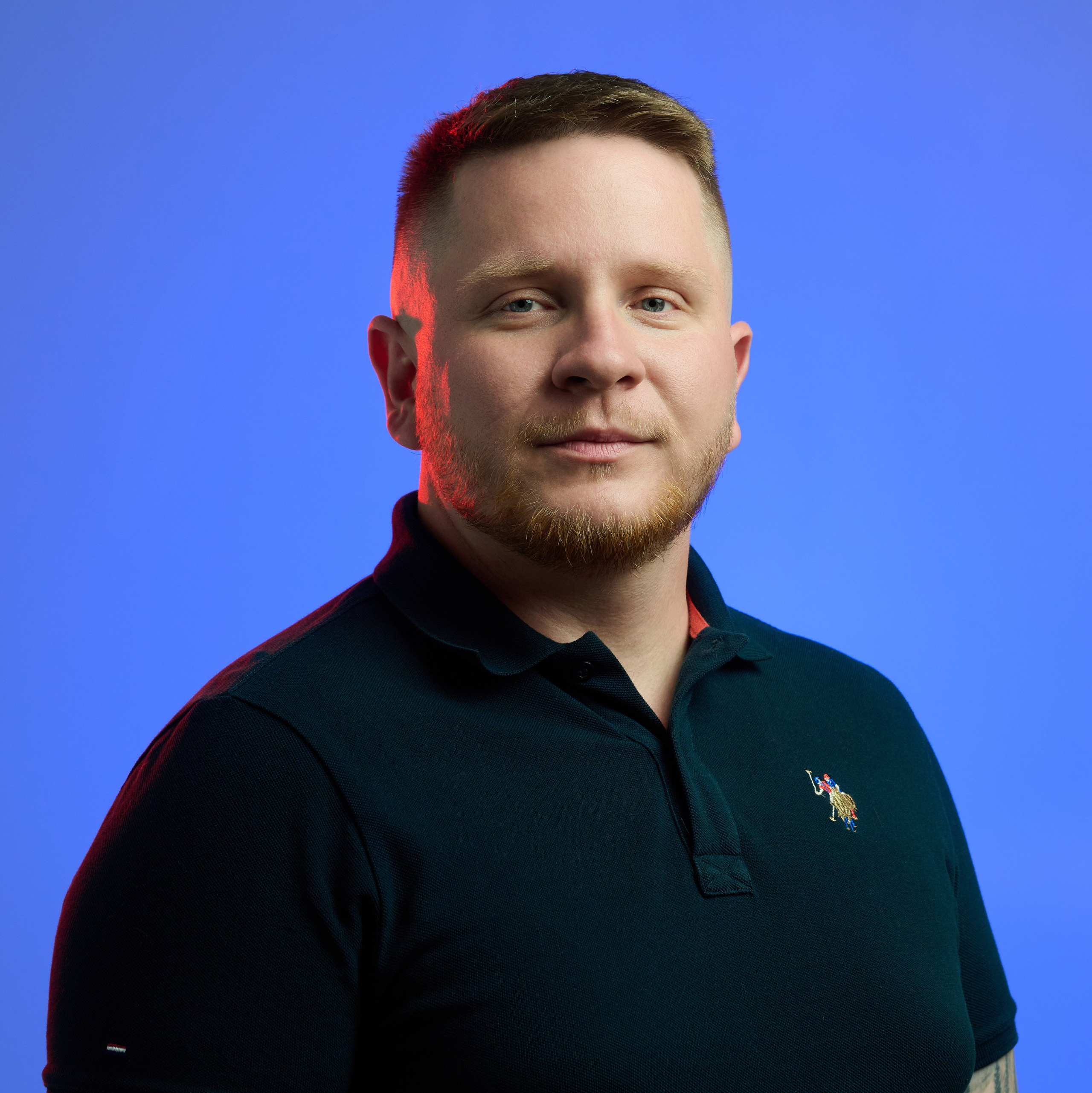 Мужская фотосессия в студии с цветным светом – профессиональный фотограф