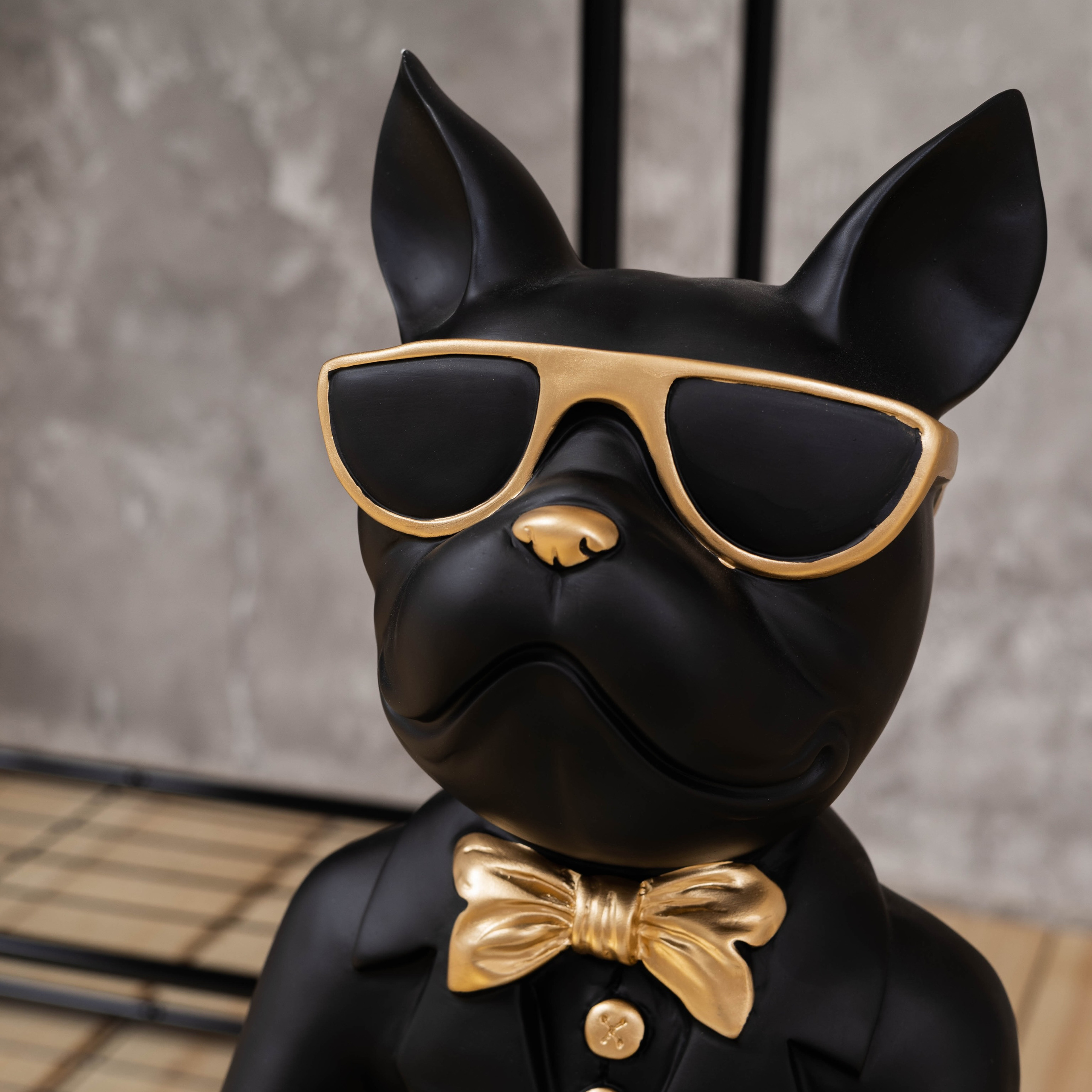 Игрушечная чёрная собака в очках