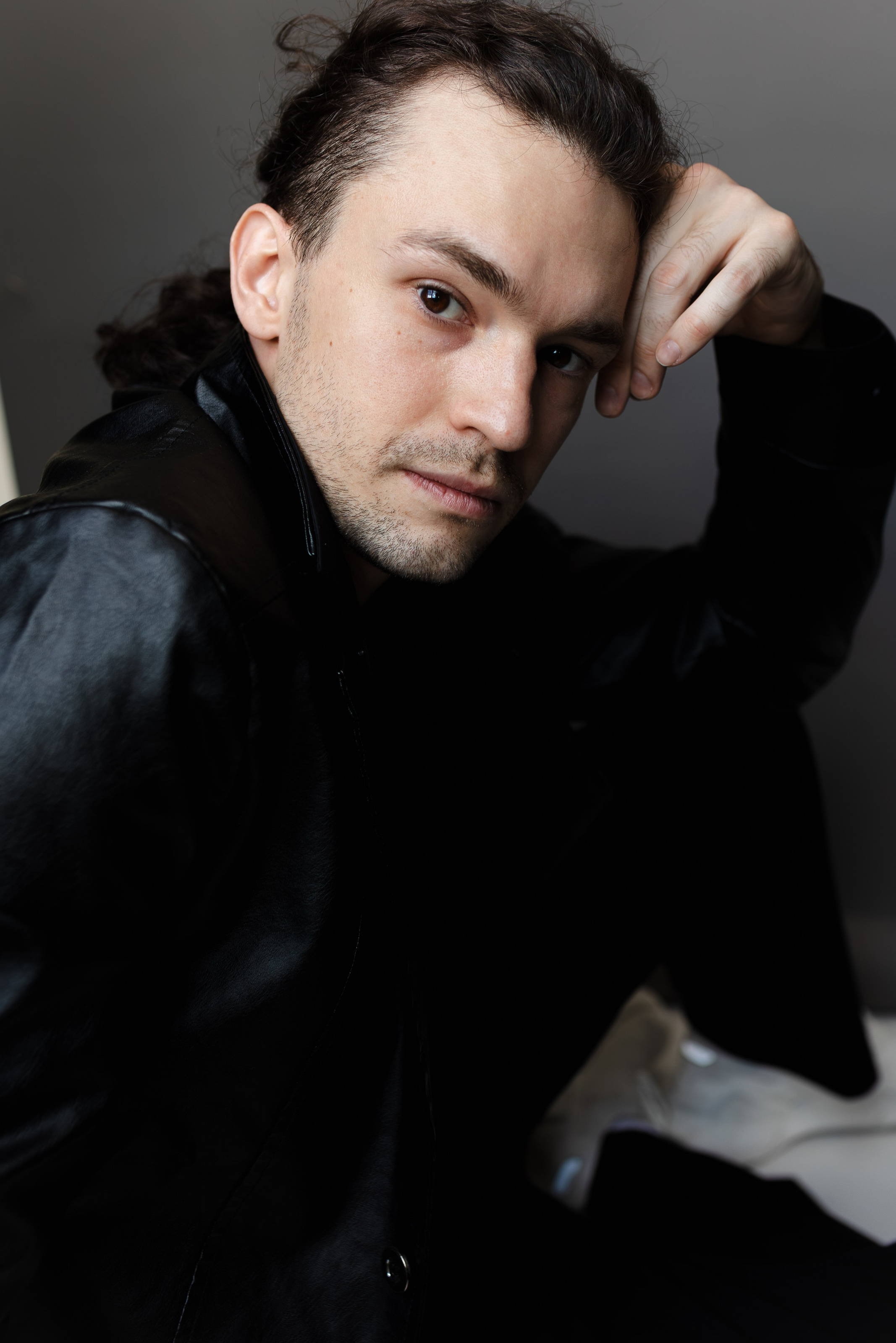 TITLE:Дмитрий Воробьев — актер театра и кино, артист мюзикла | Биография, роли, фотоMETA DESCRIPTION:Дмитрий Воробьев — актер театра и кино, артист мюзикла. Биография, творческий путь, театральные работы, роли в кино, фото, видео и актуальная информация об артисте.H1:Дмитрий Воробьев — актер театра и кино, артист мюзиклаТЕКСТ СТРАНИЦЫ:Дмитрий Воробьев — актер театра и кино, артист мюзикла, работающий в жанрах музыкального театра, драматического искусства и экранных проектов. Благодаря профессиональной актерской подготовке, сценическому опыту и яркой индивидуальности Дмитрий успешно реализует себя как на театральной сцене, так и в киноиндустрии.Творческая деятельность Дмитрия Воробьева охватывает различные направления современного исполнительского искусства. В своей работе актер уделяет особое внимание созданию глубоких и запоминающихся образов, сочетая актерское мастерство, сценическую выразительность и эмоциональную достоверность.Как артист мюзикла Дмитрий Воробьев принимает участие в музыкально-театральных постановках, требующих высокого уровня актерской подготовки, вокальных навыков и сценической пластики. Работа в жанре мюзикла позволяет артисту раскрывать широкий спектр творческих возможностей и взаимодействовать с аудиторией через музыку, драматургию и сценическое действие.Помимо театральной деятельности, Дмитрий Воробьев развивает карьеру актера кино и телевидения. Участие в съемочных проектах позволяет ему работать с различными жанрами и режиссерскими задачами, демонстрируя профессионализм и способность к перевоплощению.Зрители ценят Дмитрия Воробьева за харизматичность, сценическое присутствие и внимательное отношение к каждой роли. Постоянное развитие актерских навыков и стремление к профессиональному росту помогают артисту успешно реализовывать себя в современных театральных и кинематографических проектах.На этой странице представлены биография Дмитрия Воробьева, информация о творческой деятельности, фотографии, новости, а также сведения о театральных работах, ролях в кино и участии в музыкальных постановках.Ключевые направления деятельности:• актер театра;• актер кино;• артист мюзикла;• музыкальный театр;• театральные постановки;• съемки в кино и сериалах;• сценические выступления;• творческие проекты и концерты.Если вы ищете информацию о Дмитрии Воробьеве, актере театра и кино, артисте мюзикла, на данной странице вы найдете актуальные сведения о его творческом пути, профессиональной деятельности и новых проектах.