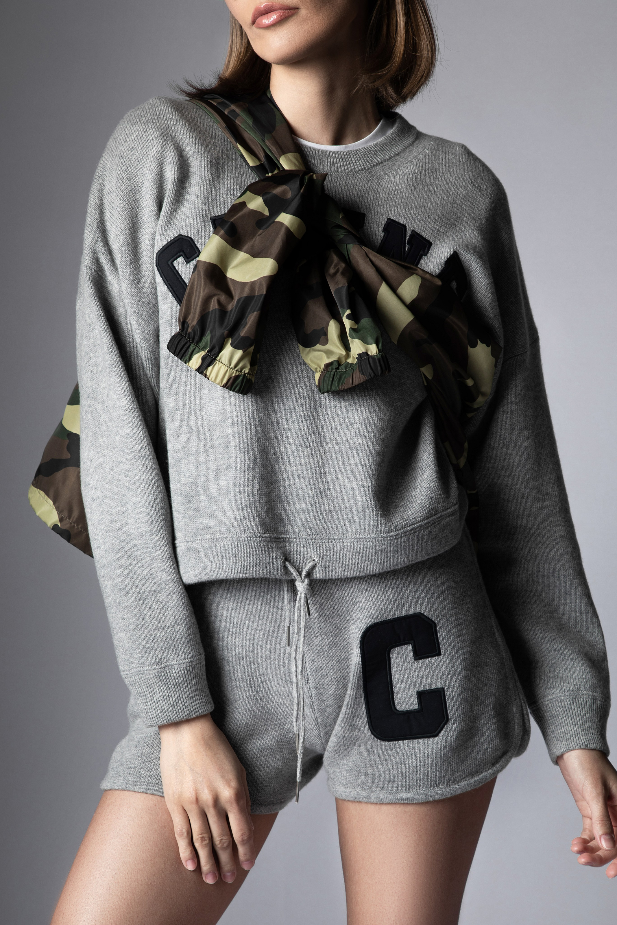 Профессиональная рекламная фотография обуви с идеальной композицией и светом.