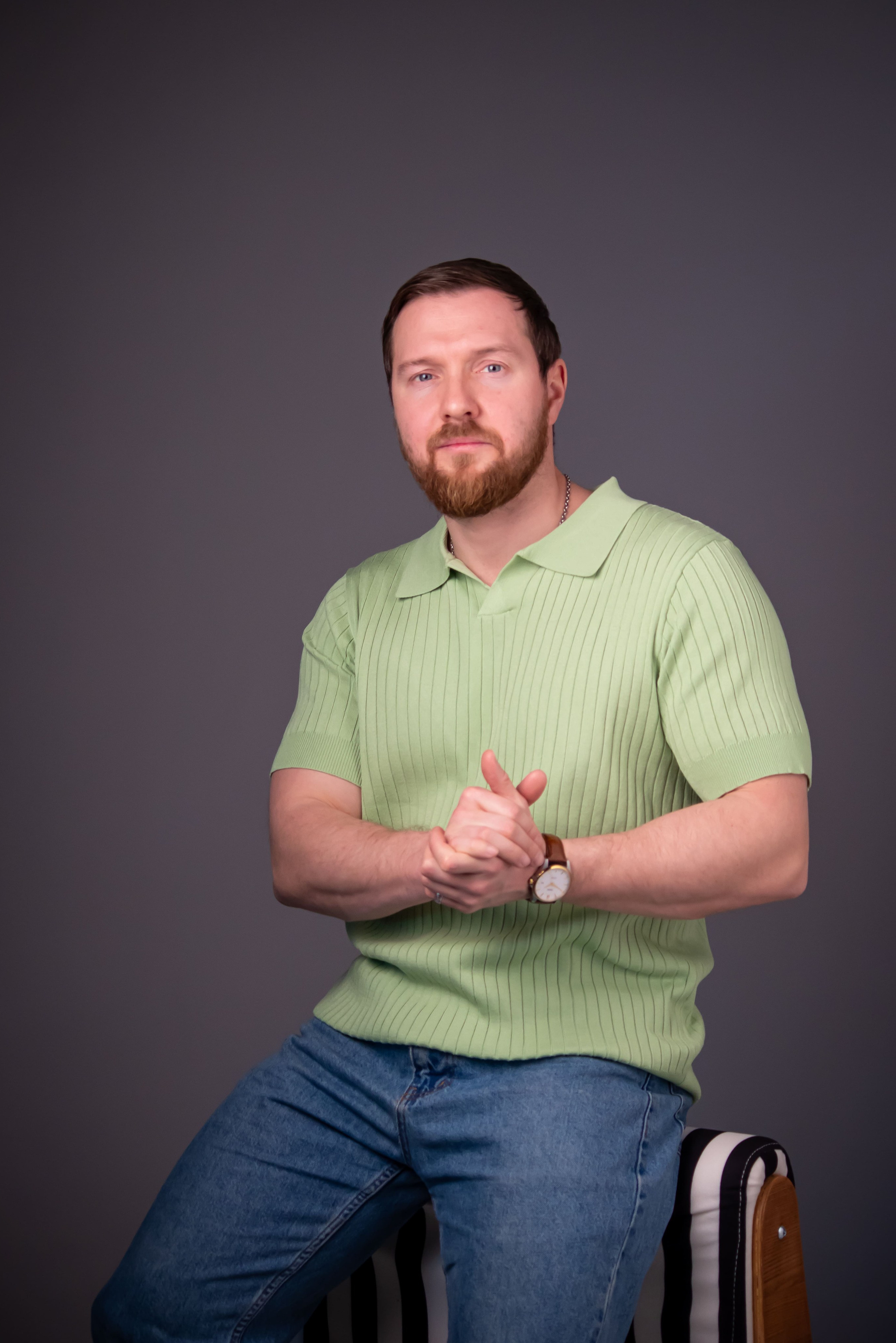 студийный мужской портрет на сером фоне, фотограф Карасёва Елена