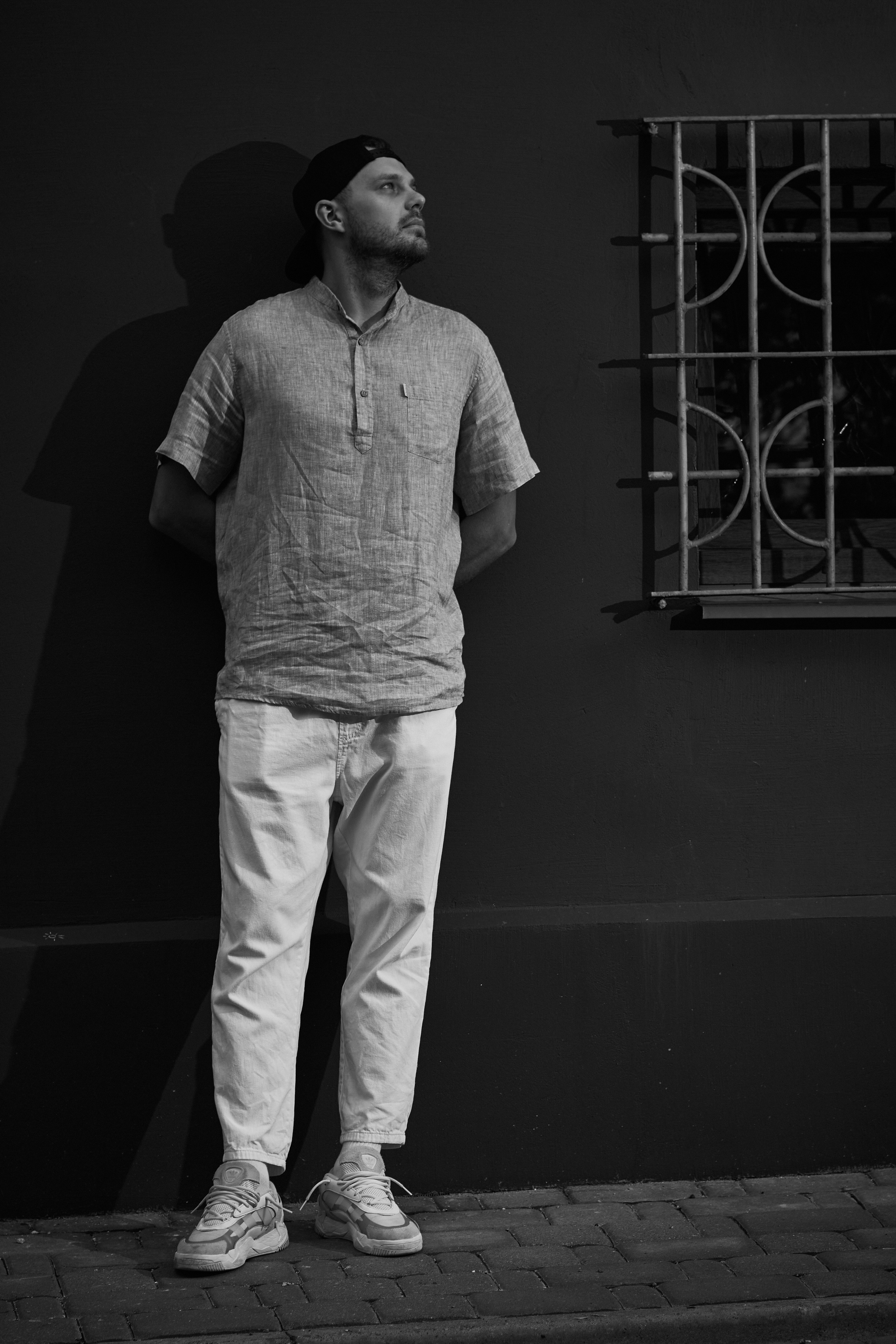 мужчина у стены