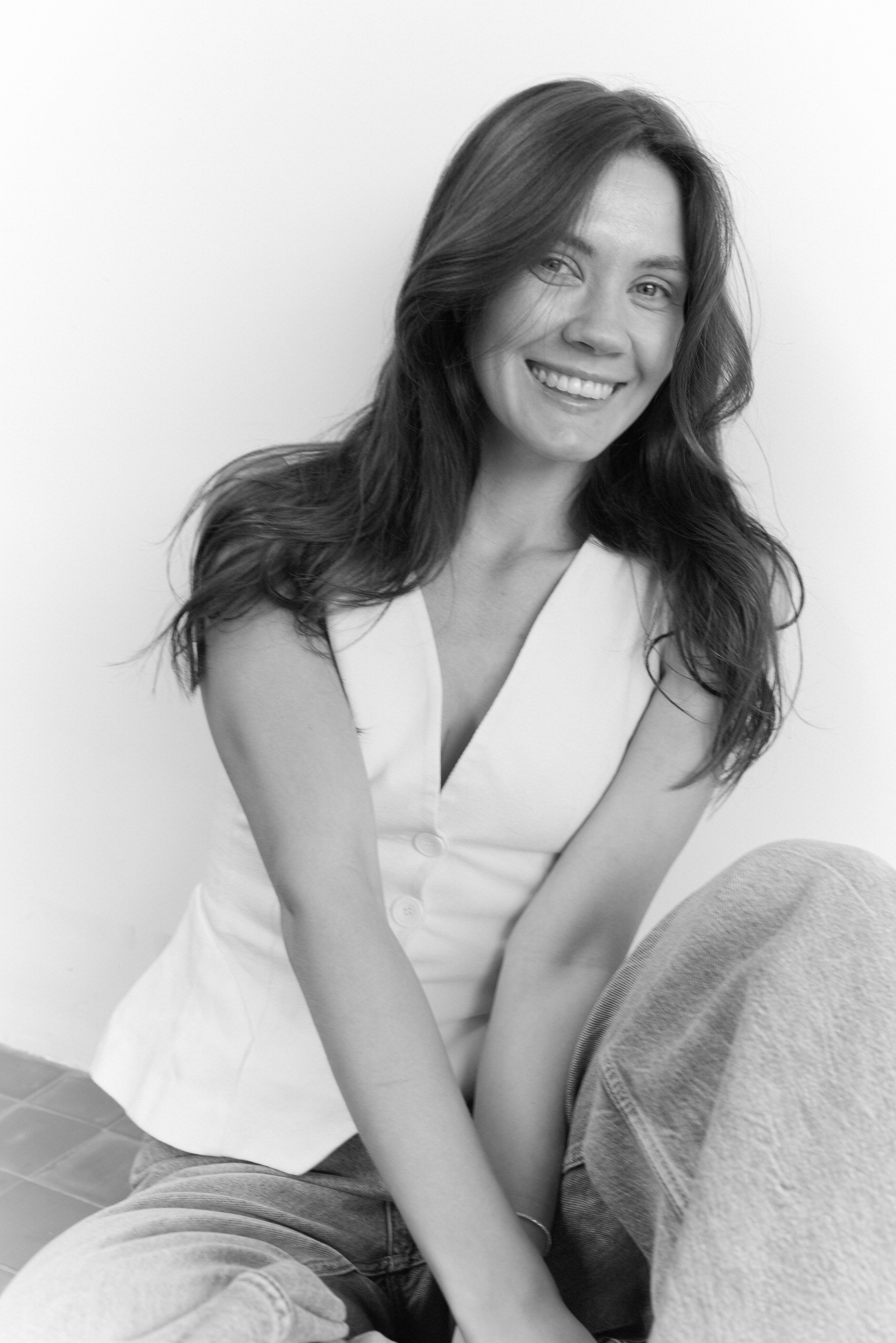 Видеограф Москва, визуальный менеджер, fashion видеограф. Профессиональный видеограф для fashion-брендов — съемка рекламных кампаний и lookbook’ов. Видеограф снимает fashion-кампанию в студии с профессиональным светом и декорациями. Fashion-видеограф снимает рекламный ролик на открытой локации с моделями. Видеограф работает с моделями для fashion-контента — динамичные кадры и постановка. Профессиональное оборудование видеографа для съемки fashion-роликов — камеры, свет и стабилизаторы. Видеограф занимается монтажом и пост-продакшн fashion-роликов для брендов. Готовый fashion-видеоролик — профессиональная реклама одежды и аксессуаров. 