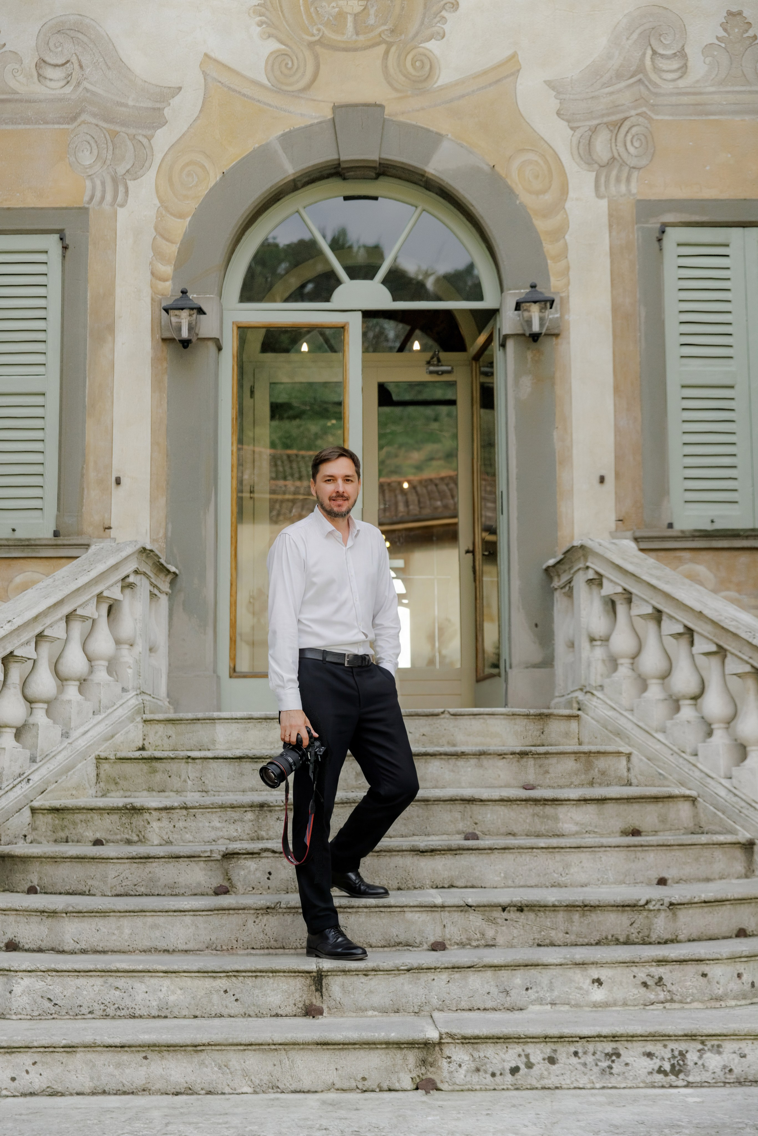 Фотограф Виталий Квант на локации в Италии у старинного здания, портрет на лестнице  