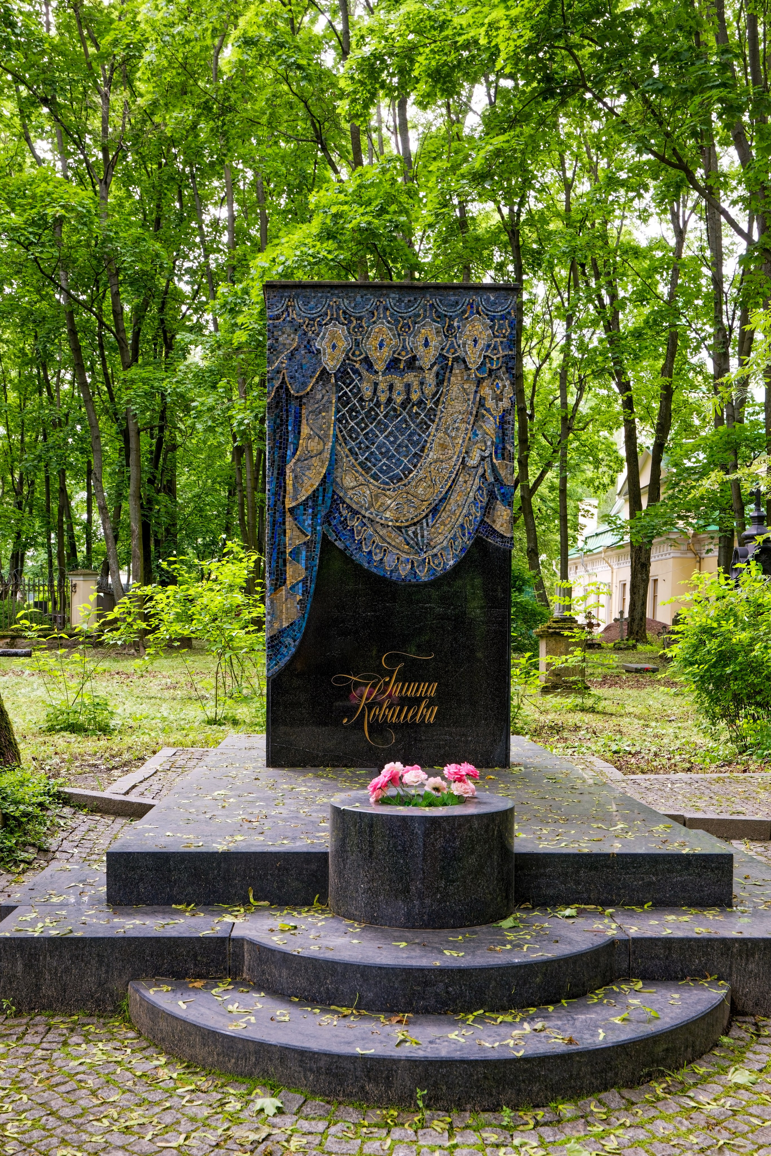 Мозаичное панно занавеса Кировского театра Галины Ковалевой, Волковское кладбище, Литературные мостки в Санкт-Петербурге.