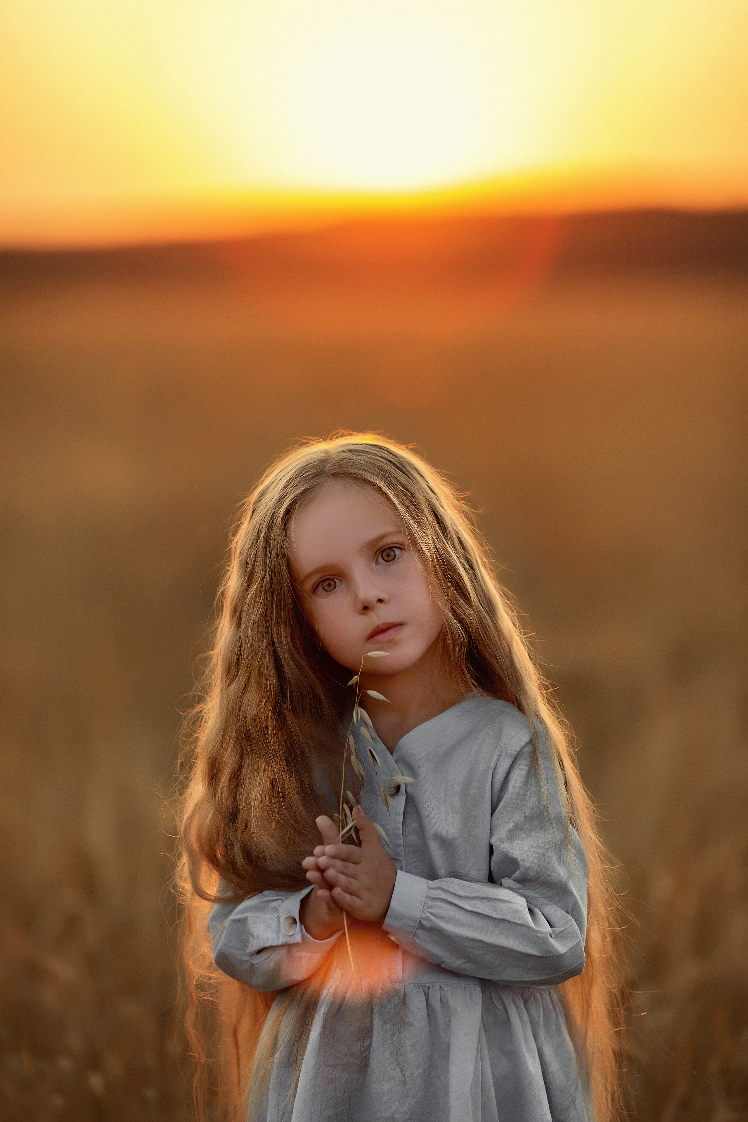 На закате. Фотосессия в пшенице. Детский и семейный фотограф в Екатеринбурге