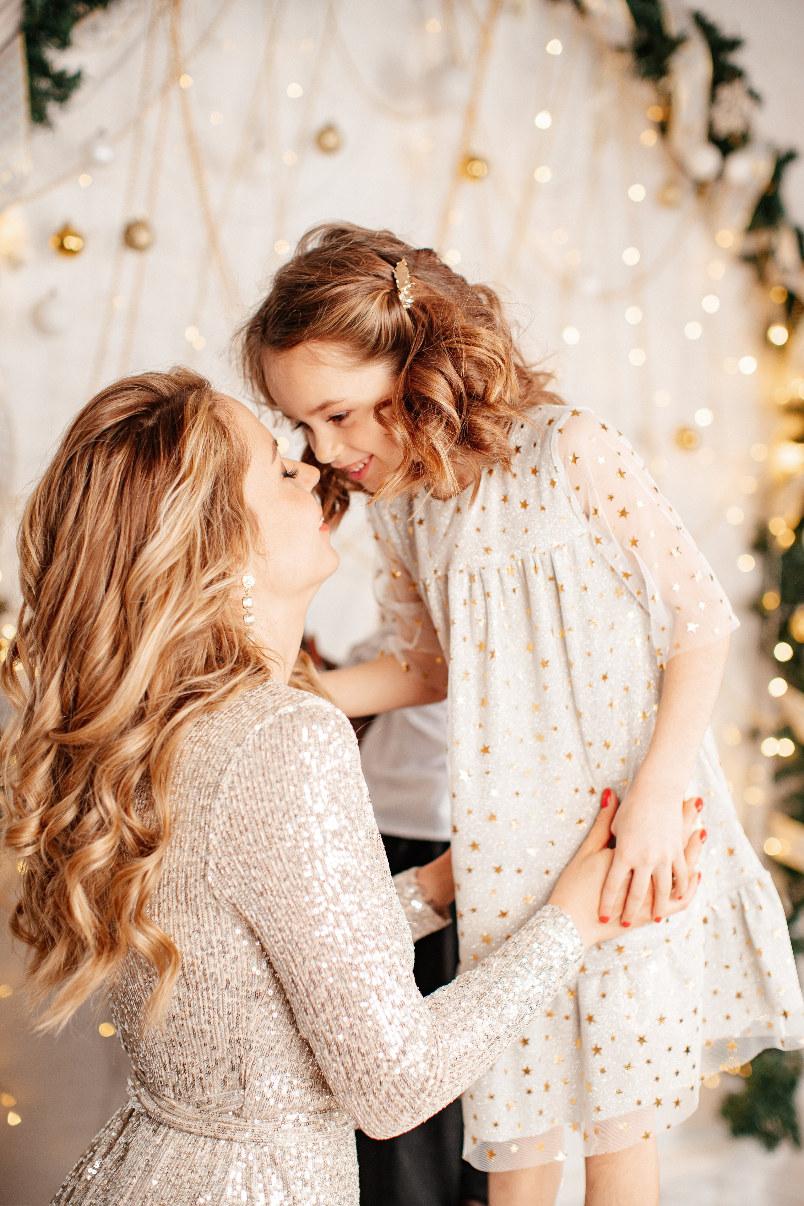 <img src="ml.jpg" alt="Мама с дочкой новогодняя фотосессия в студии">