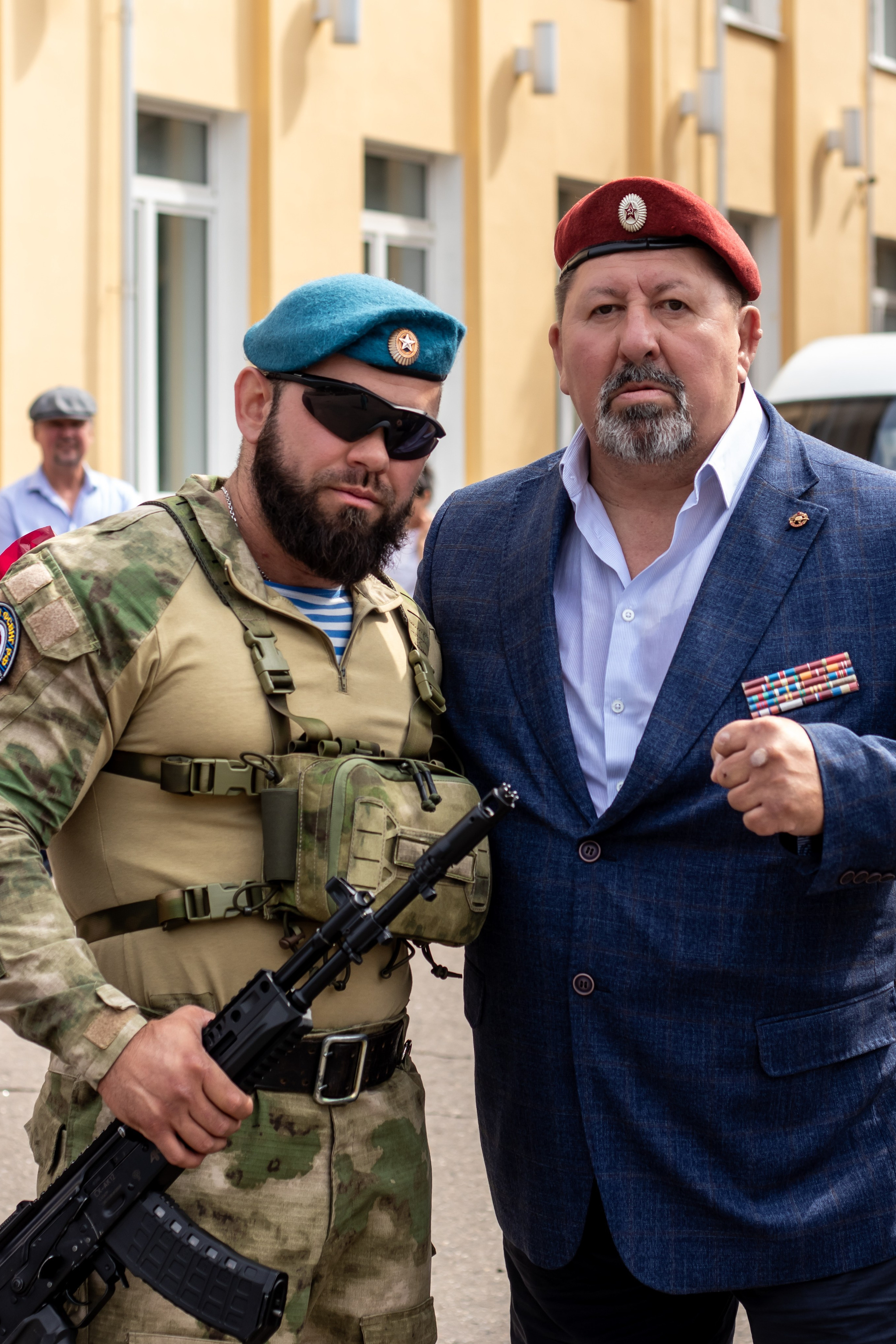 Портрет двух военнослужащих на мероприятии в дивизии. 