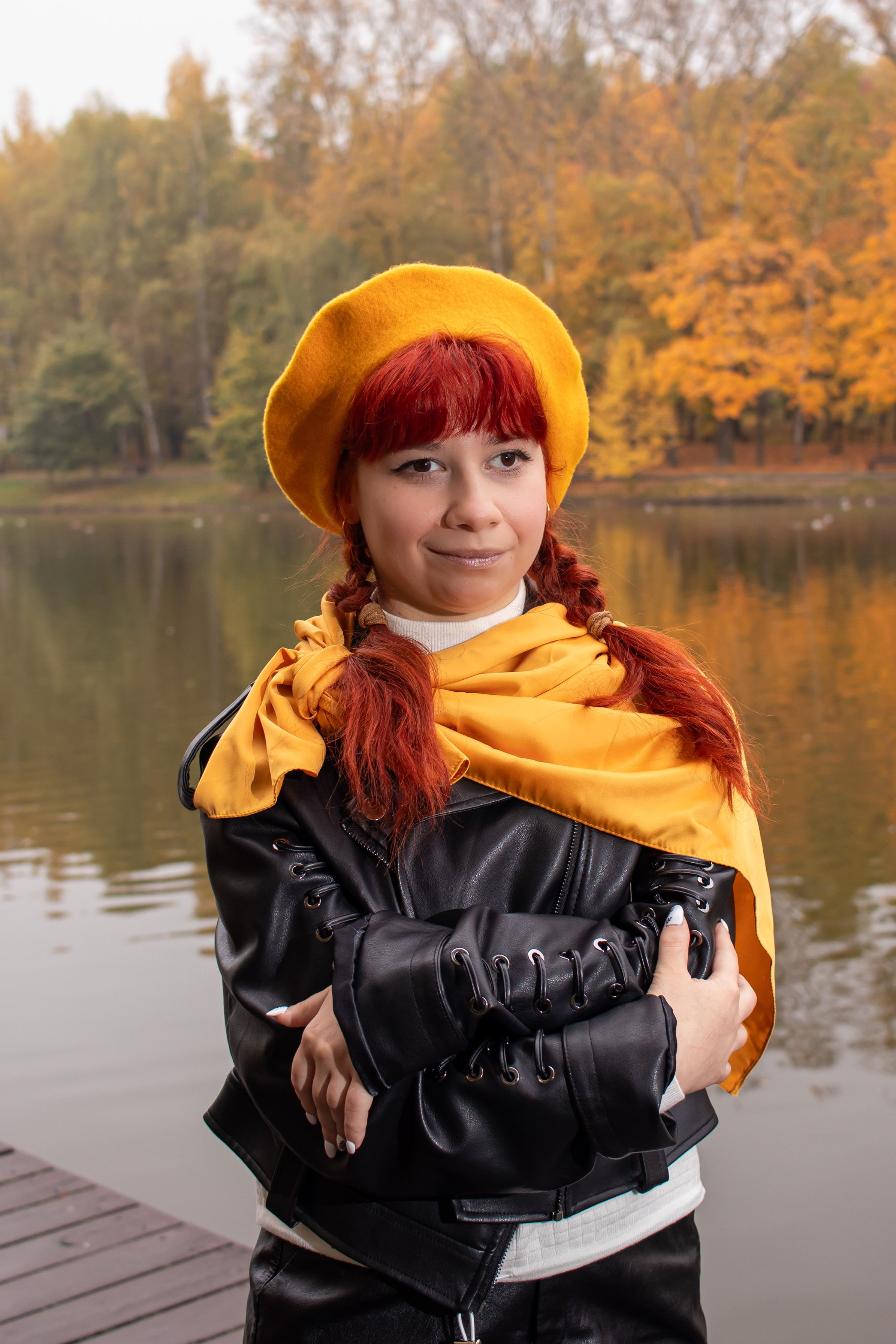 Яркий осенний портрет девушки в жёлтом берете у озера — фотограф Карасёва Елена
