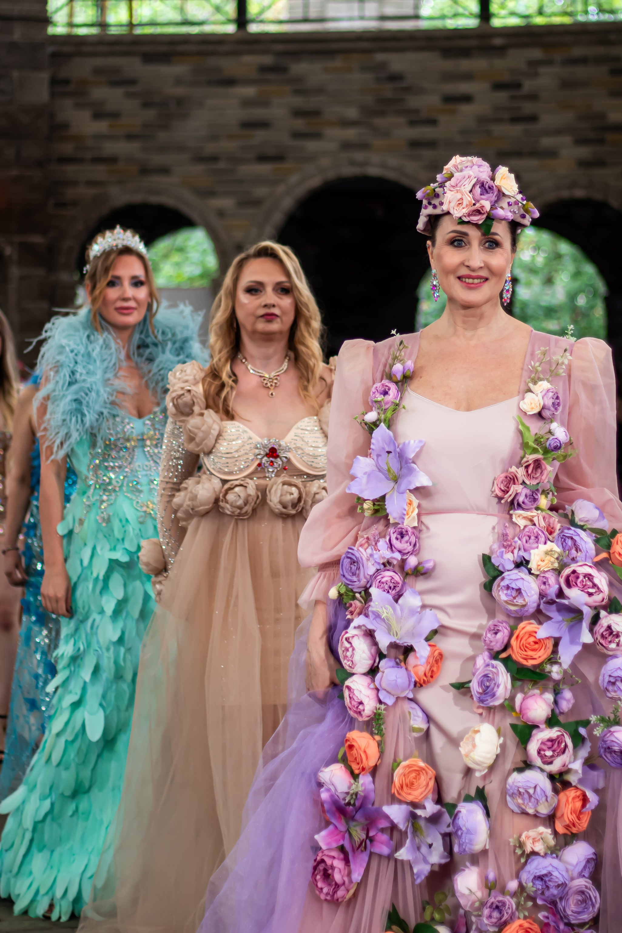 Модели в фантазийных образах на показе “Сон в летнюю ночь” — фотограф Карасёва Елена