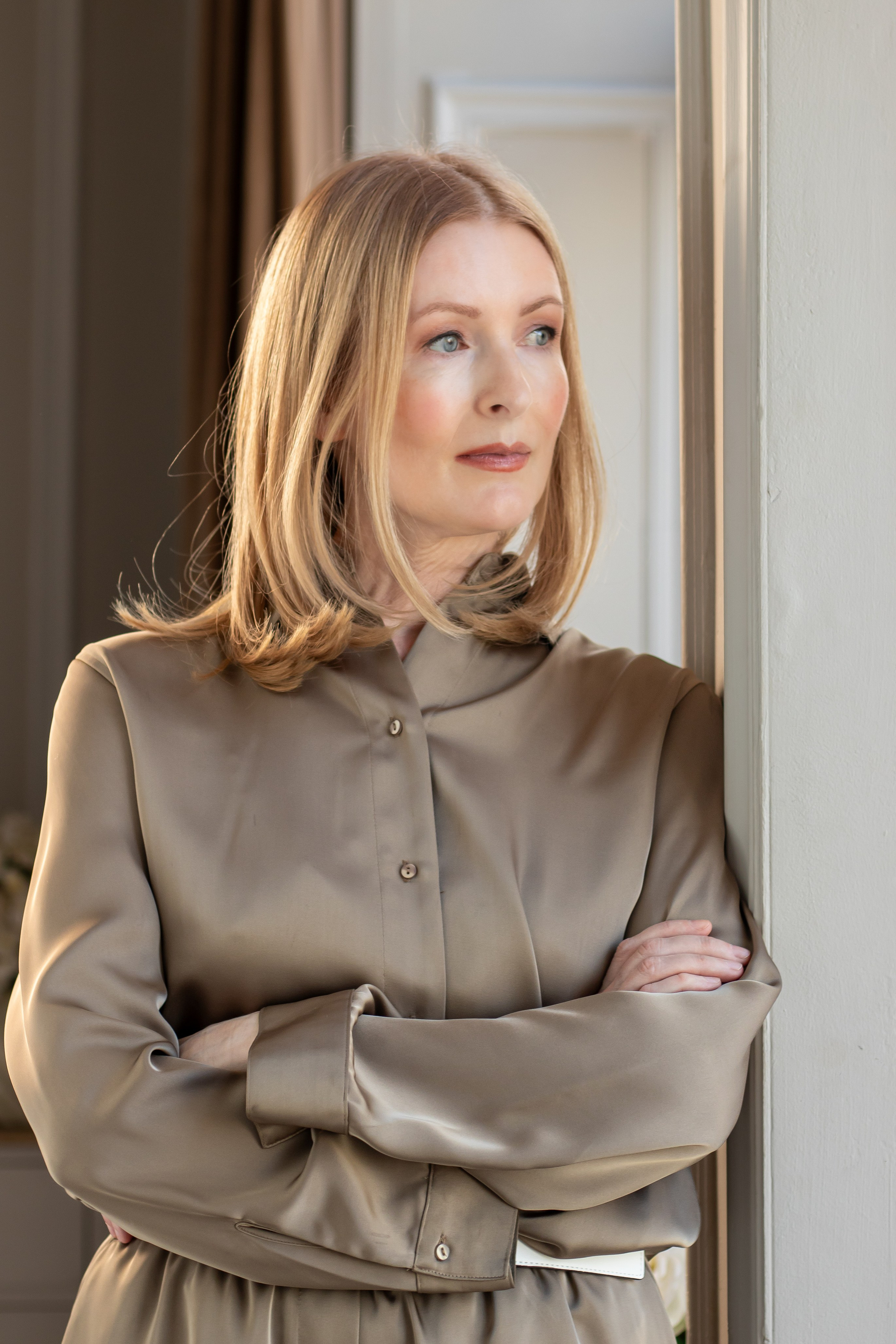 Интерьерный портрет в деликатном свете, женская съёмка, фотограф Карасёва Елена