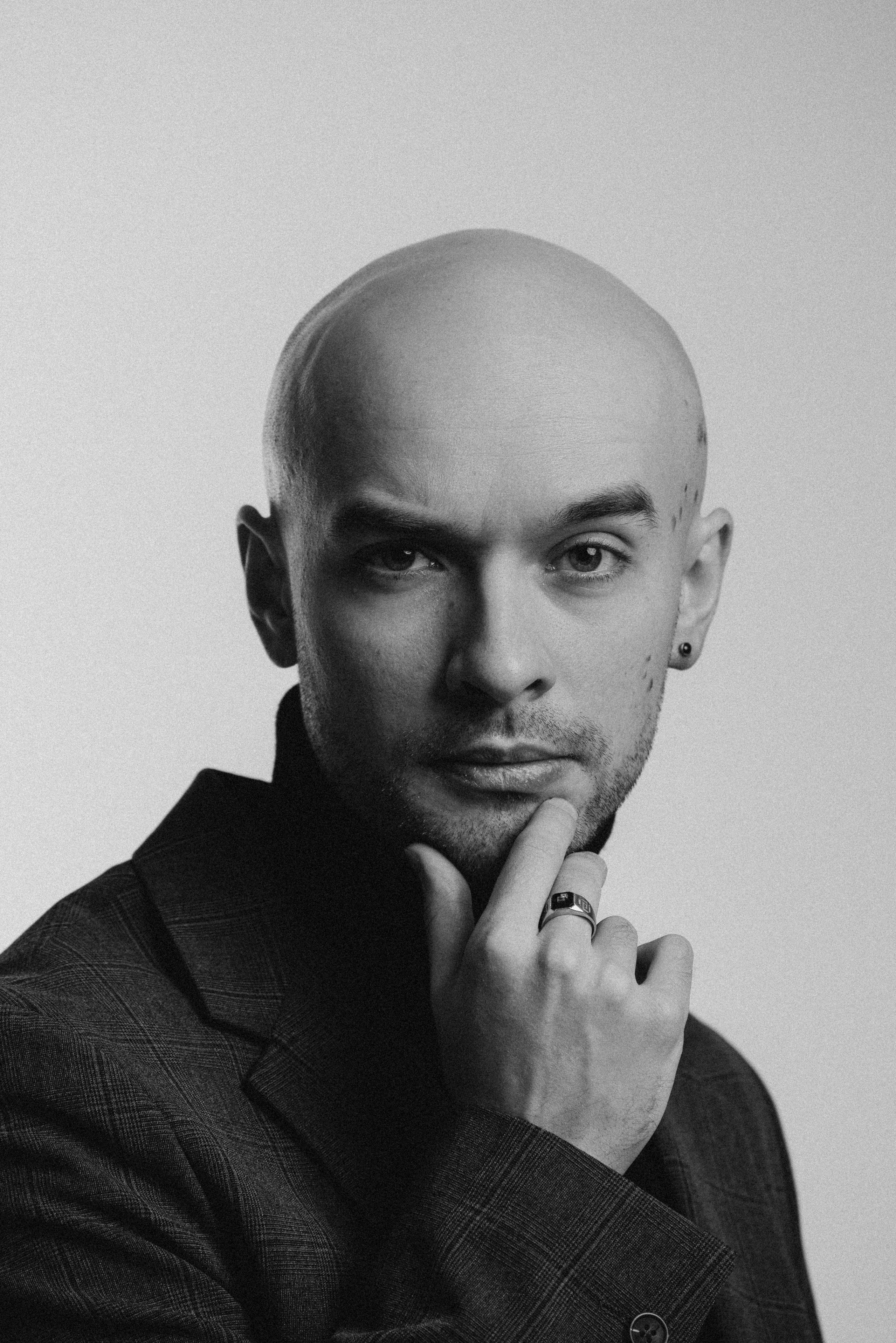 Имиджевое фото для эксперта и артиста: чёрно-белый студийный портрет для личного бренда и AI-контента