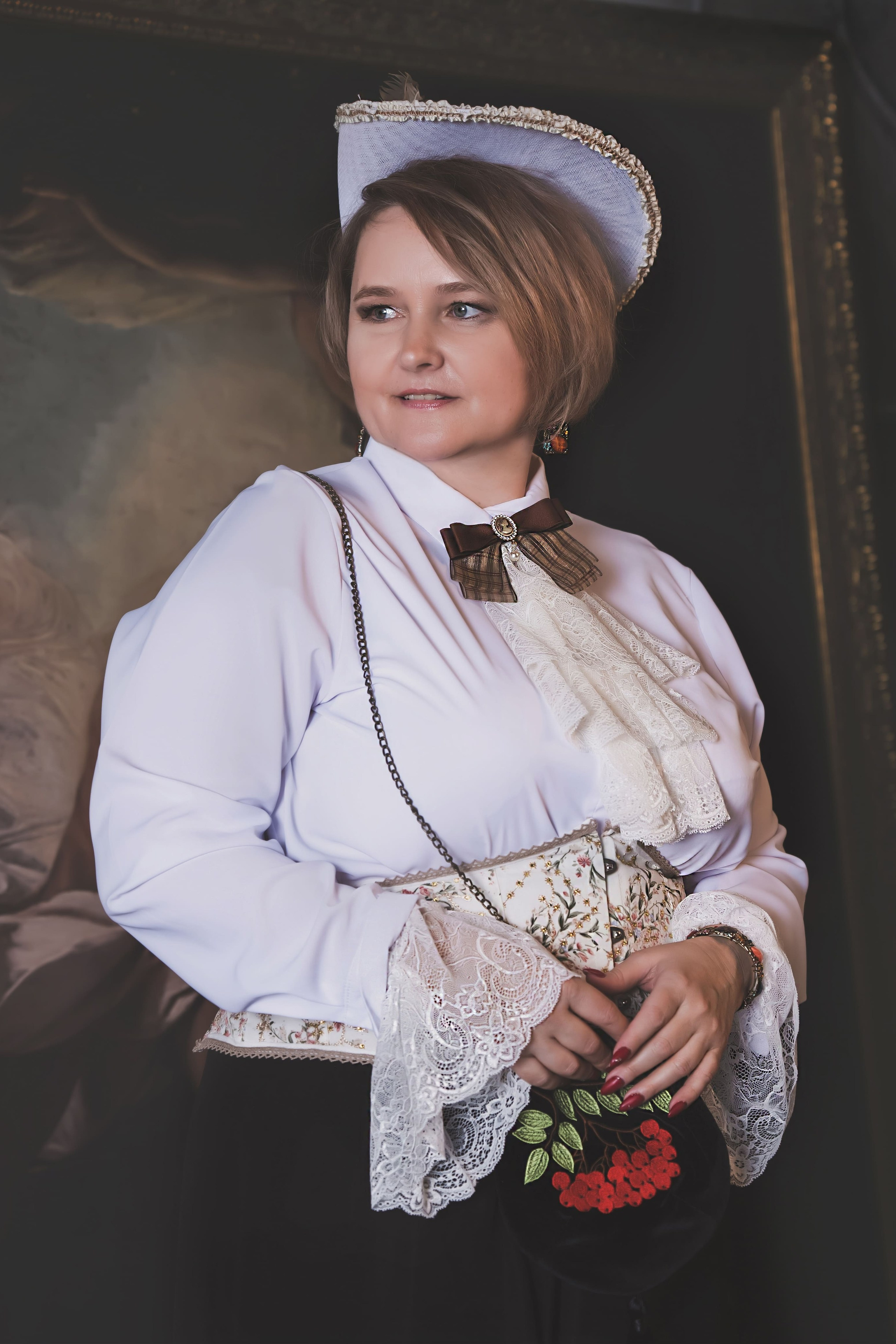 Женщина в историческом костюме XIX века и шляпе, портрет в ретро стиле, фотограф Карасёва Елена