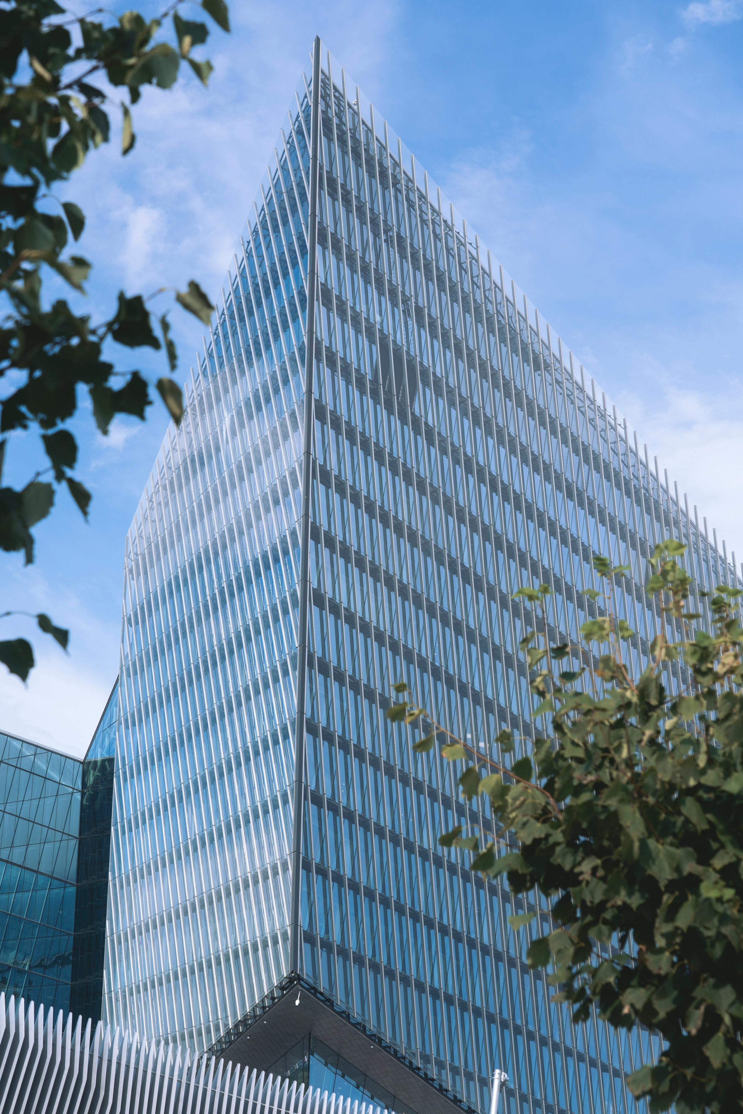 Минималистичное архитектурное фото одного из зданий Лахта центра в Санкт-Петербурге.