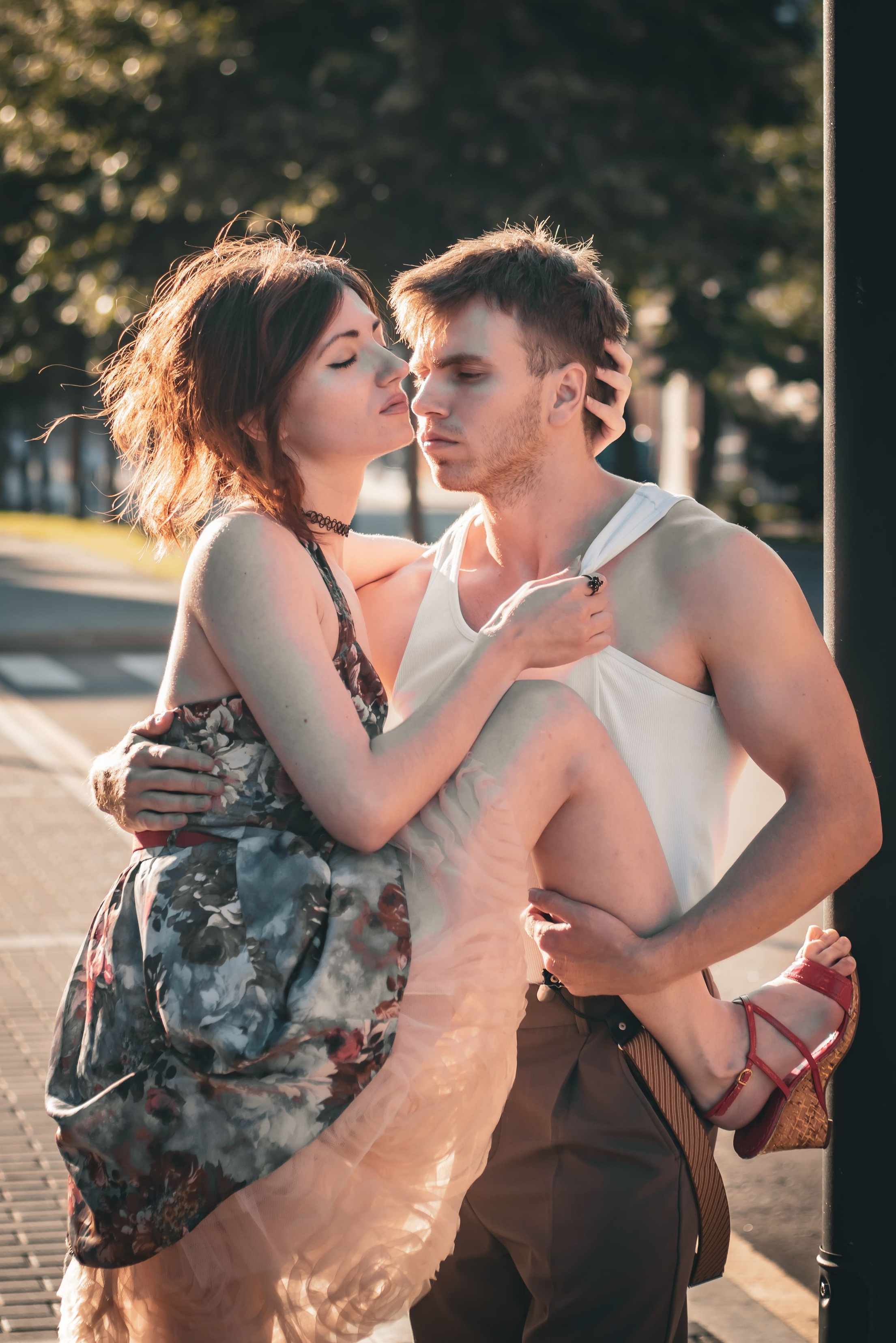 влюблённая пара обнимается на прогулке, фотосессия Love Story в Москве, фотограф Карасёва Елена