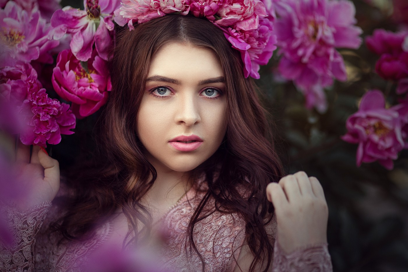 Фотосессия в пионах в Москве: идеи для весенних портретов. Профессиональный фотограф в Москве. Елена Шуваева