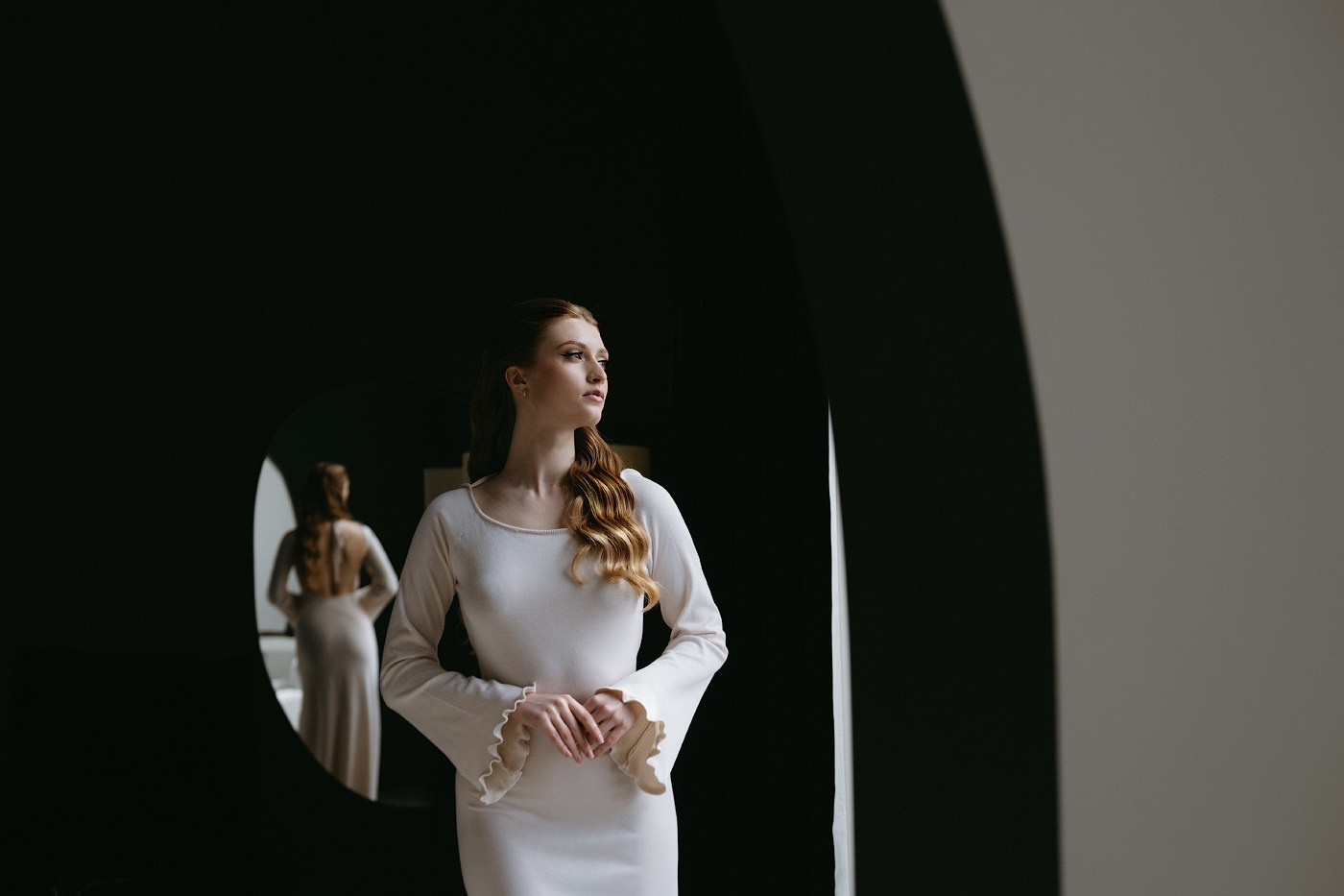 девушка в платье и шляпе стоит на закате у реки на фотографии силуэт девушки 