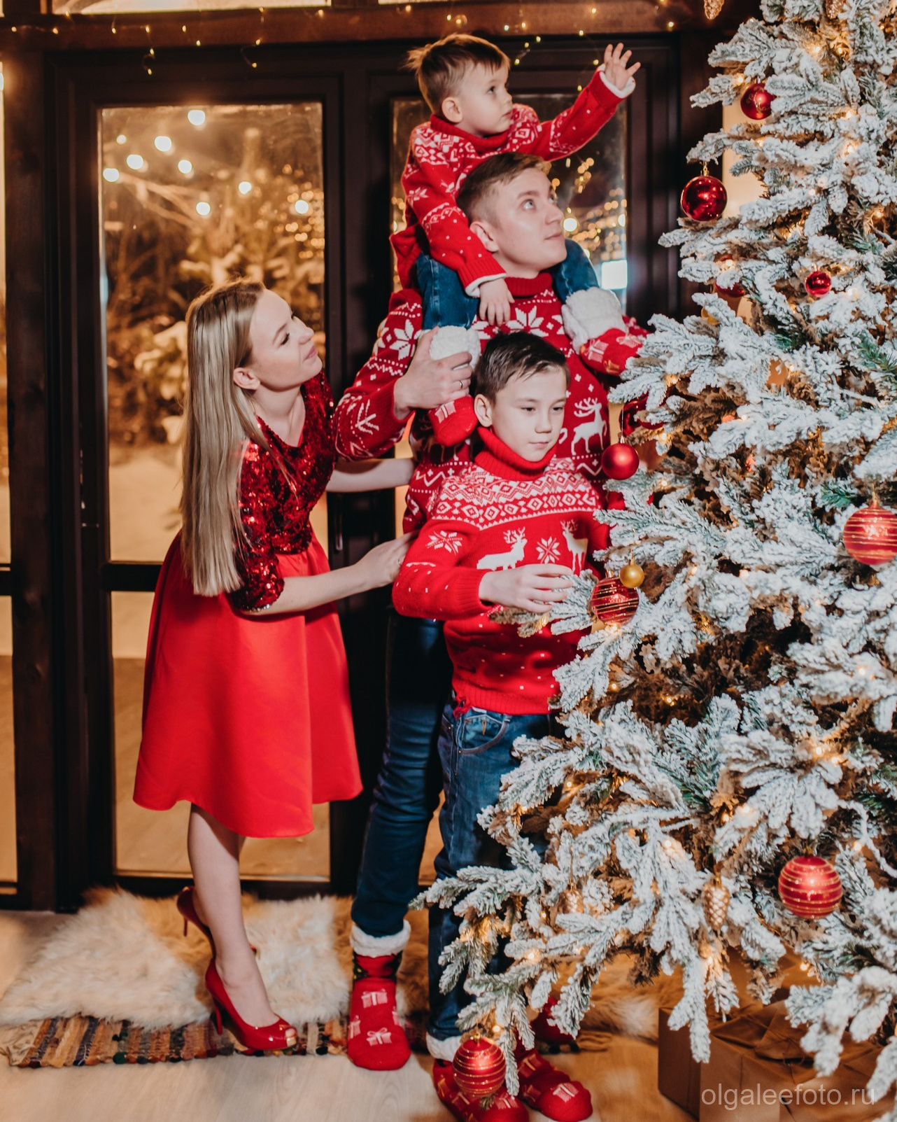 Девушка в вечернем красном платье с пайетками на новогодней фотосессии